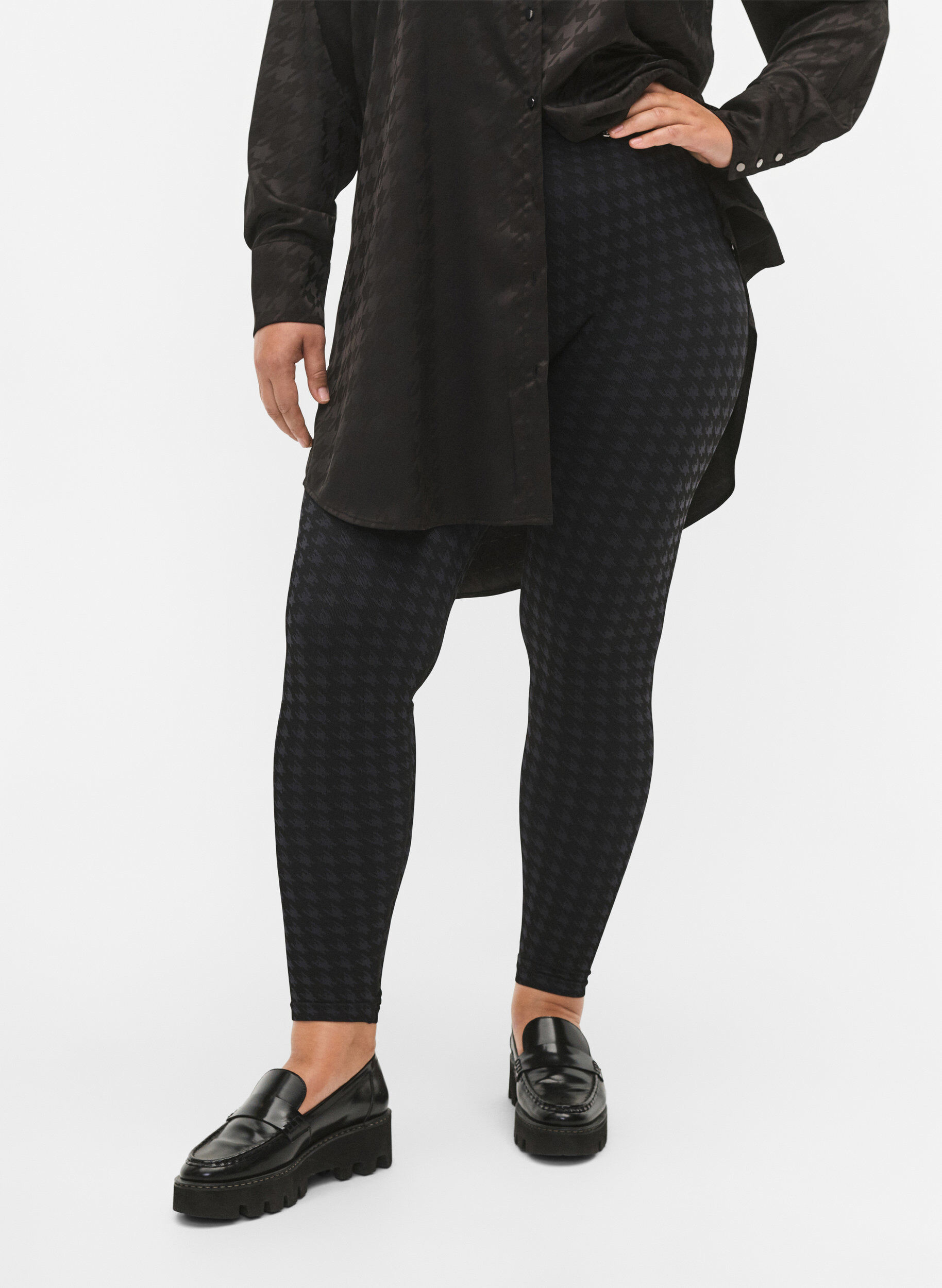 ZizziNaadloze legging in pied-de-poule patroon, Black w. Dark Grey, Model image number 2