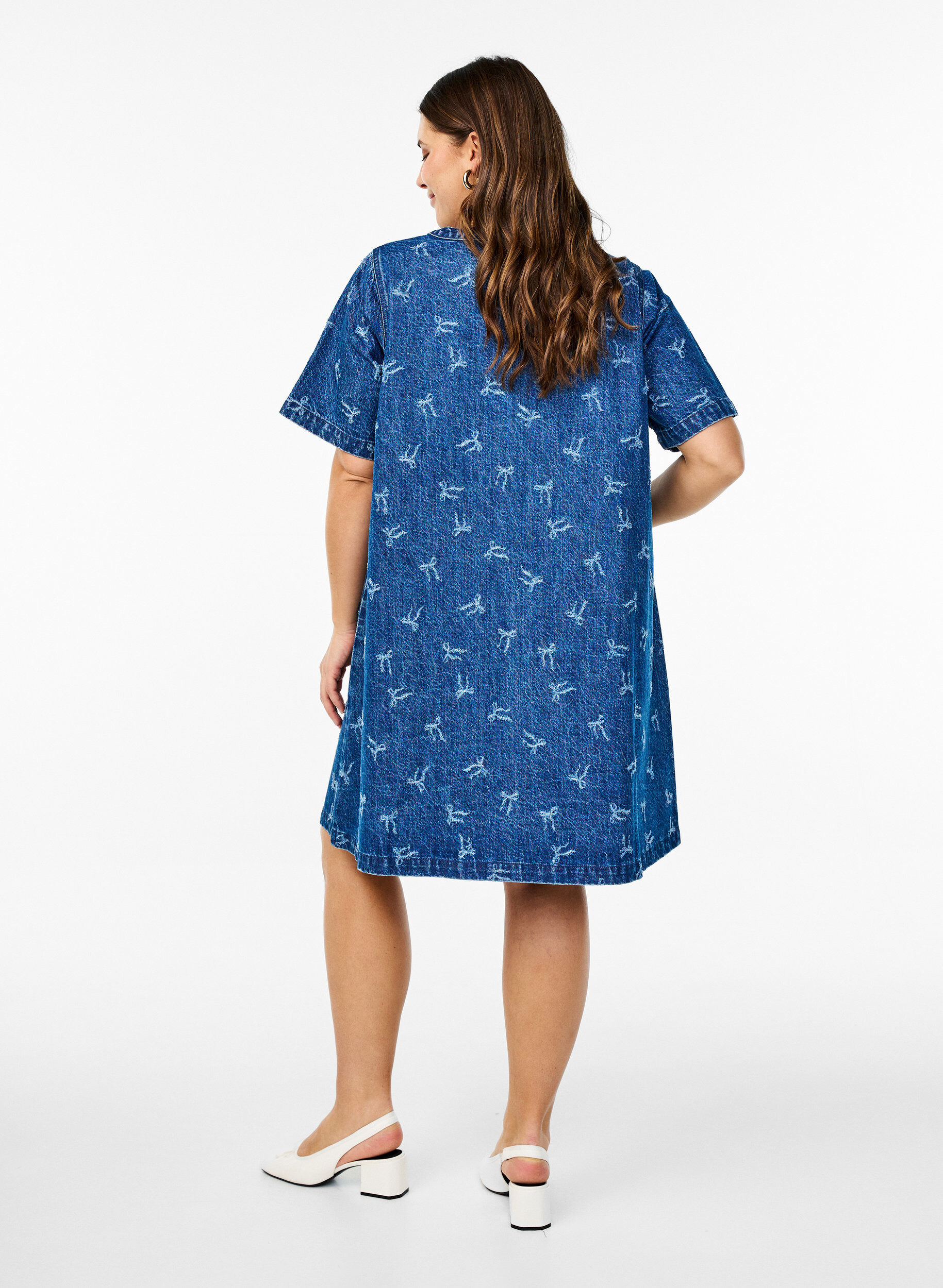 Zizzi Robe courte en denim avec une coupe trap&egrave;ze et un motif &agrave; n&oelig;uds, Bleu, Model image number 2