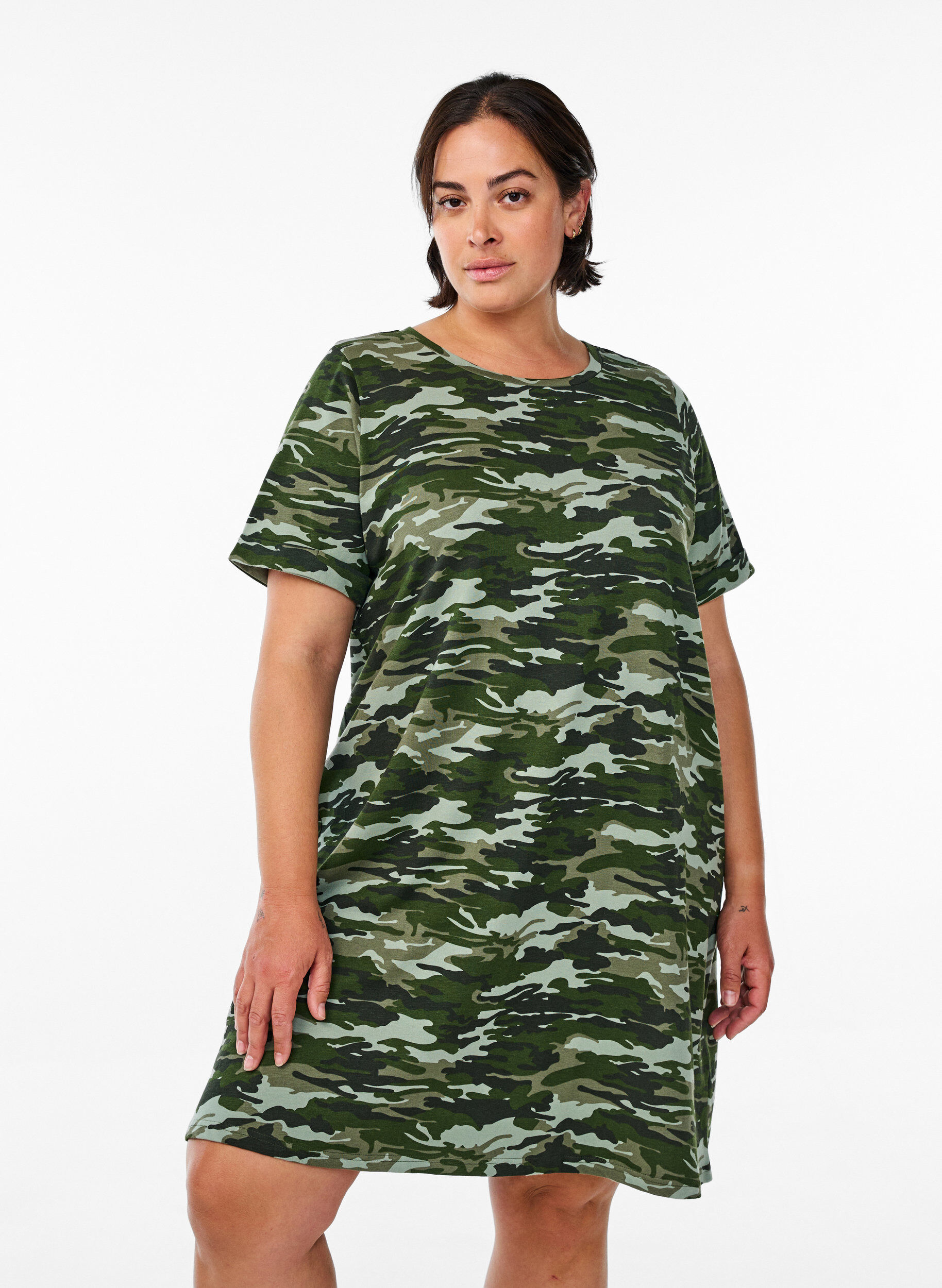 Zizzi Robe T-shirt courte en jersey de coton, Vert Kaki, Model image number 0