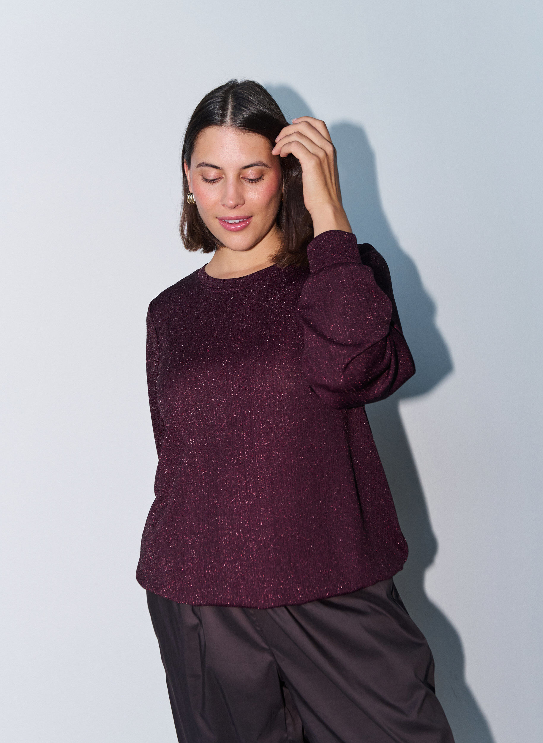 Blouse avec texture verticale et fils scintillants, Bordeaux, Model
