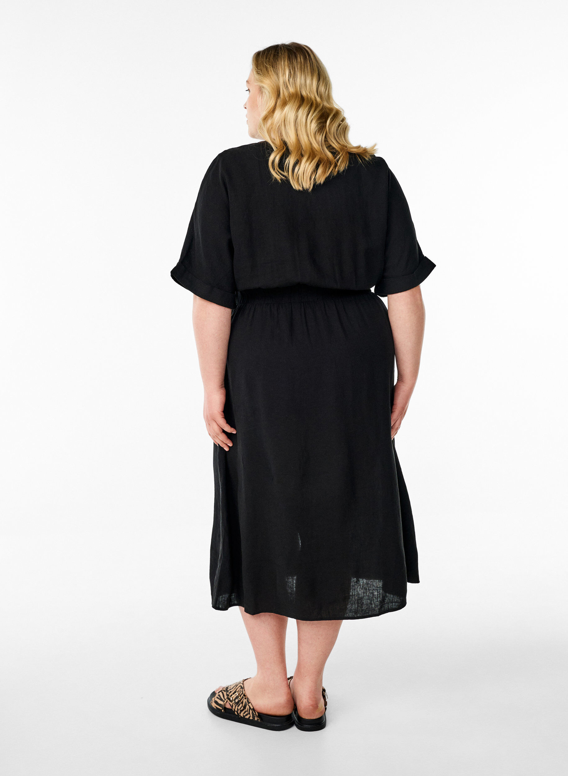 Zizzi Robe midi en lin et viscose fendue sur le devant, Noir, Model image number 1