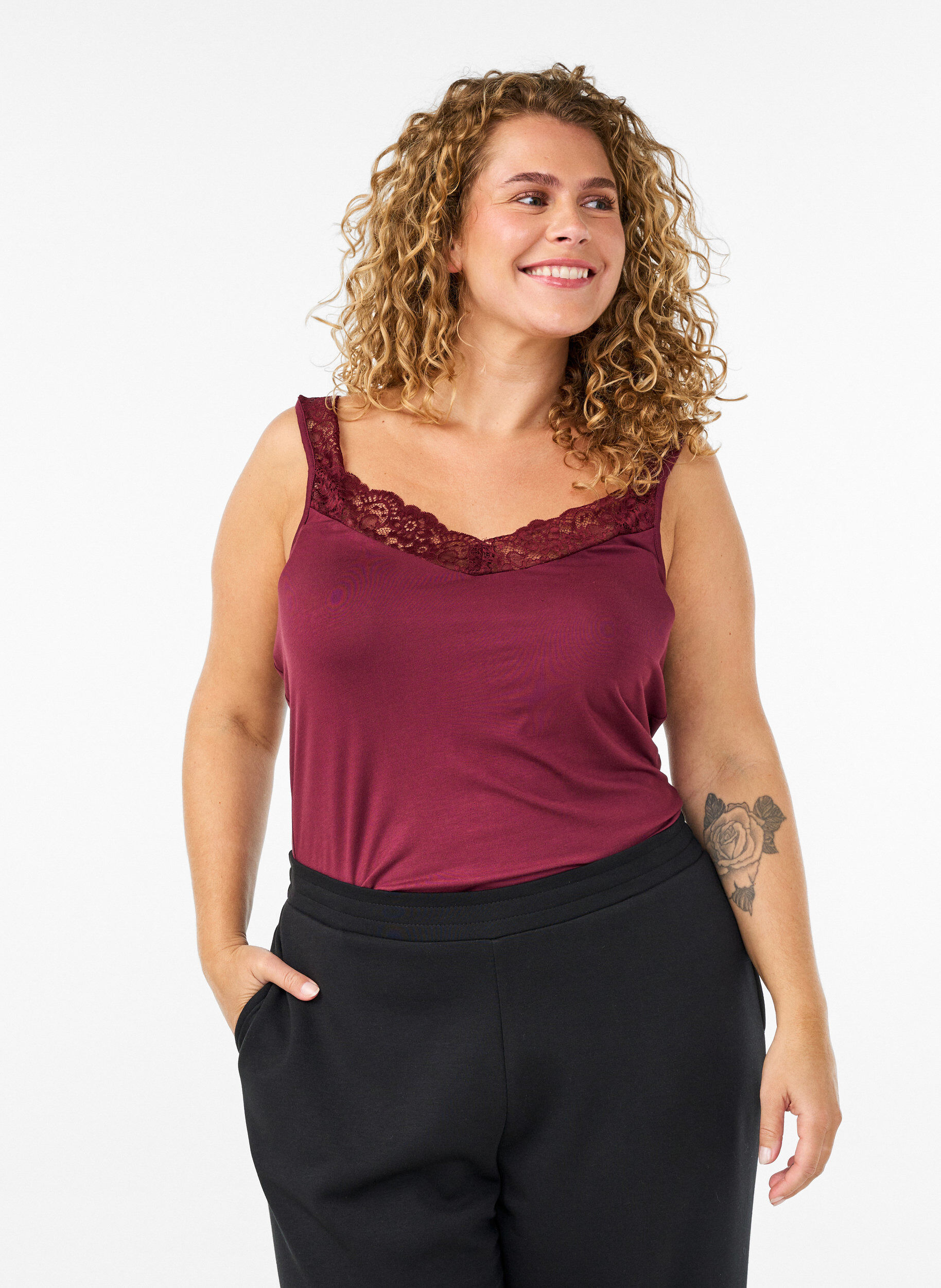 ZizziTop en viscose avec bord en dentelle, Bordeaux, Model image number 0