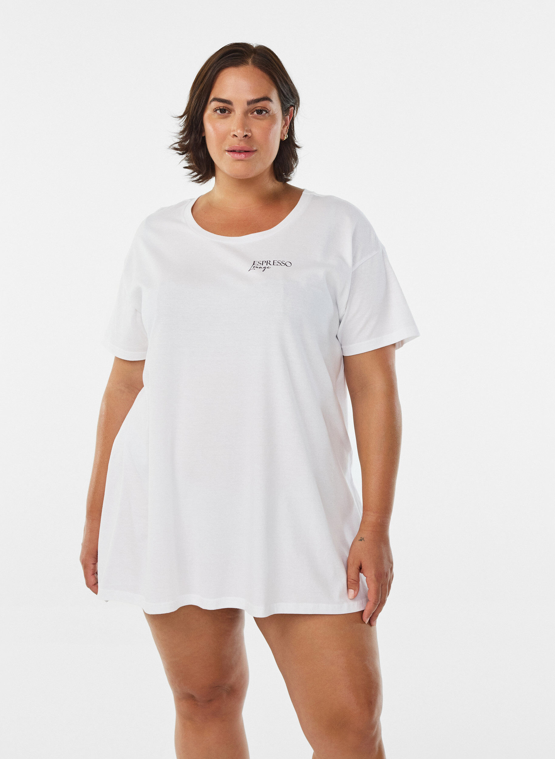 Zizzi T-shirt de nuit long en coton bio avec imprim&eacute;, Blanc, Model image number 2