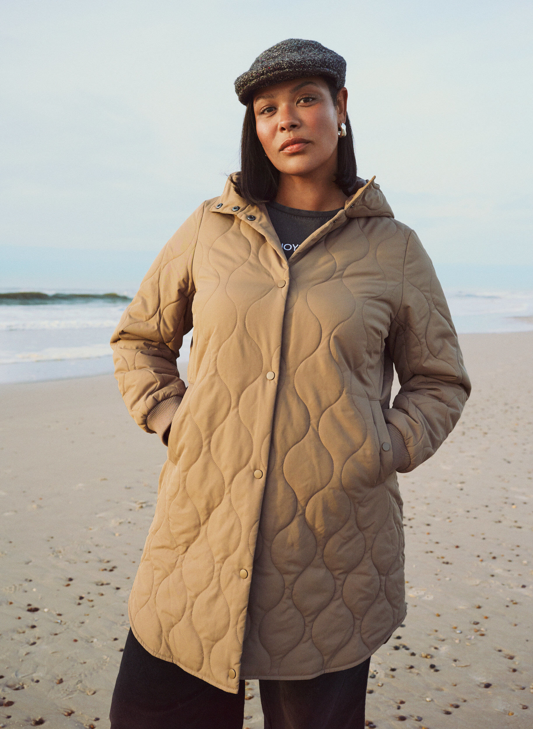 Veste matelass&eacute;e mi-longue avec capuche