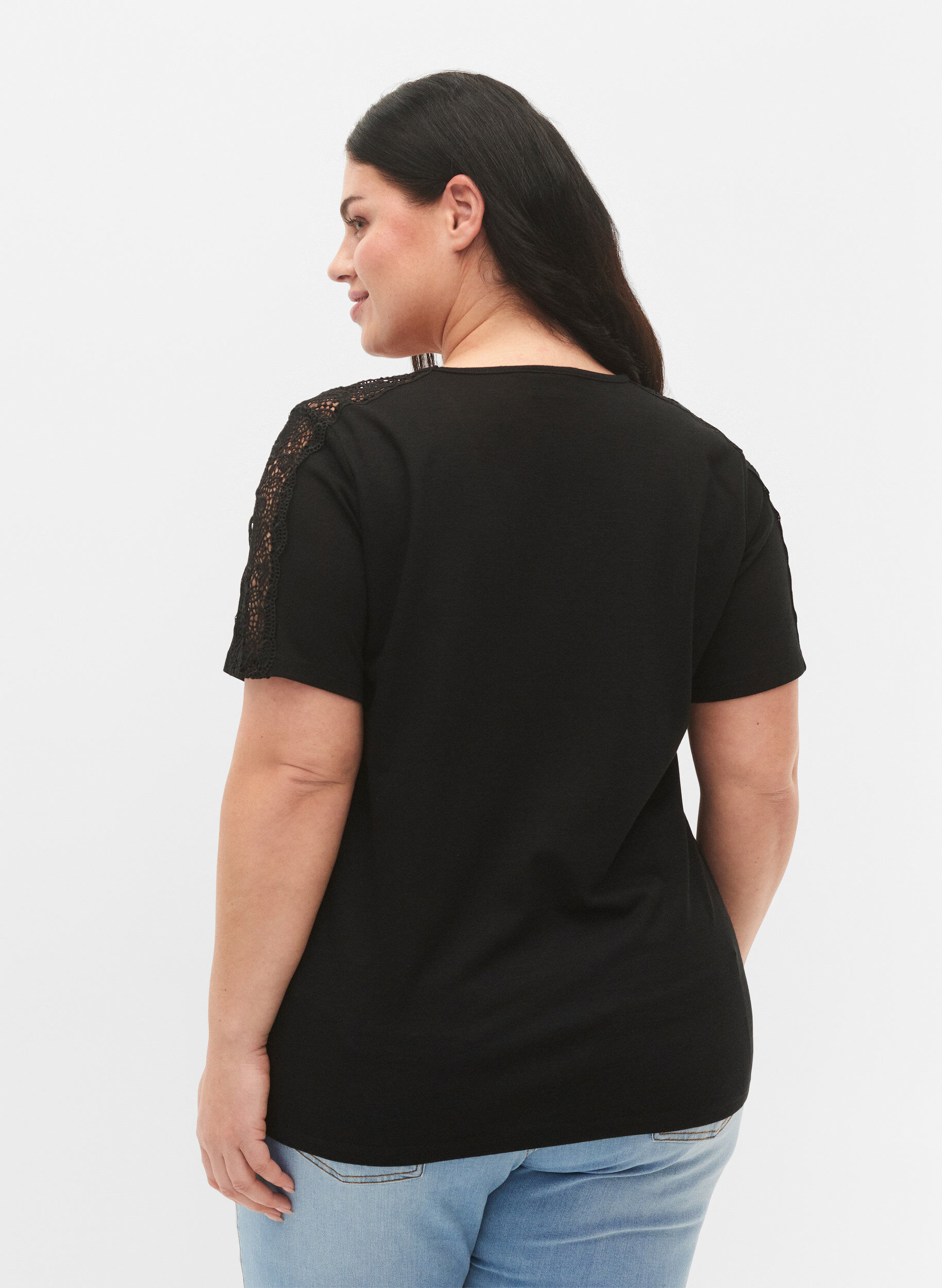 Zizzi Blouse &agrave; manches courtes avec dentelle et col en V, Black, Model image number 1