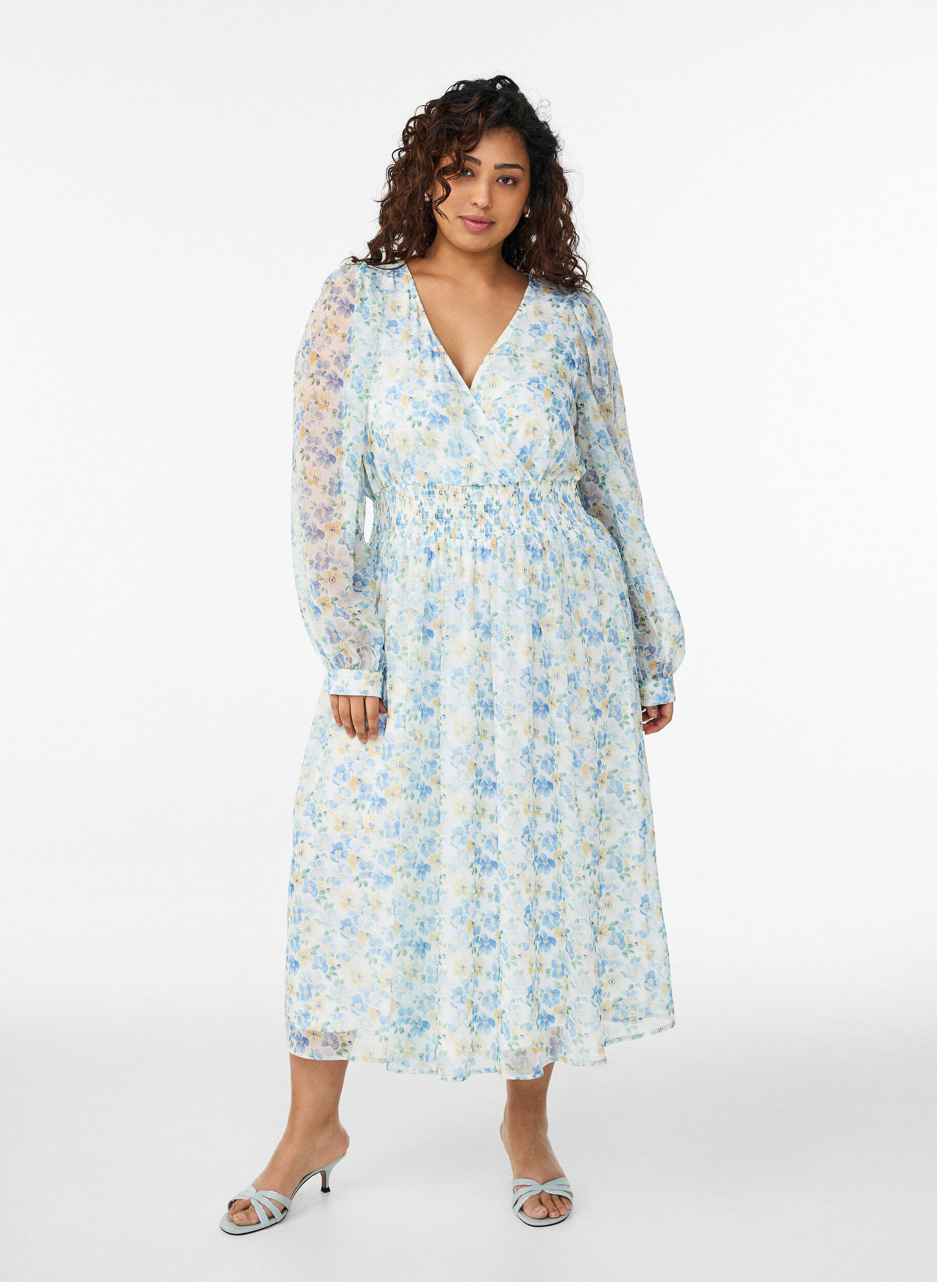 Zizzi Robe midi fleurie avec effet portefeuille et smocks, Bleu Clair, Model image number 0