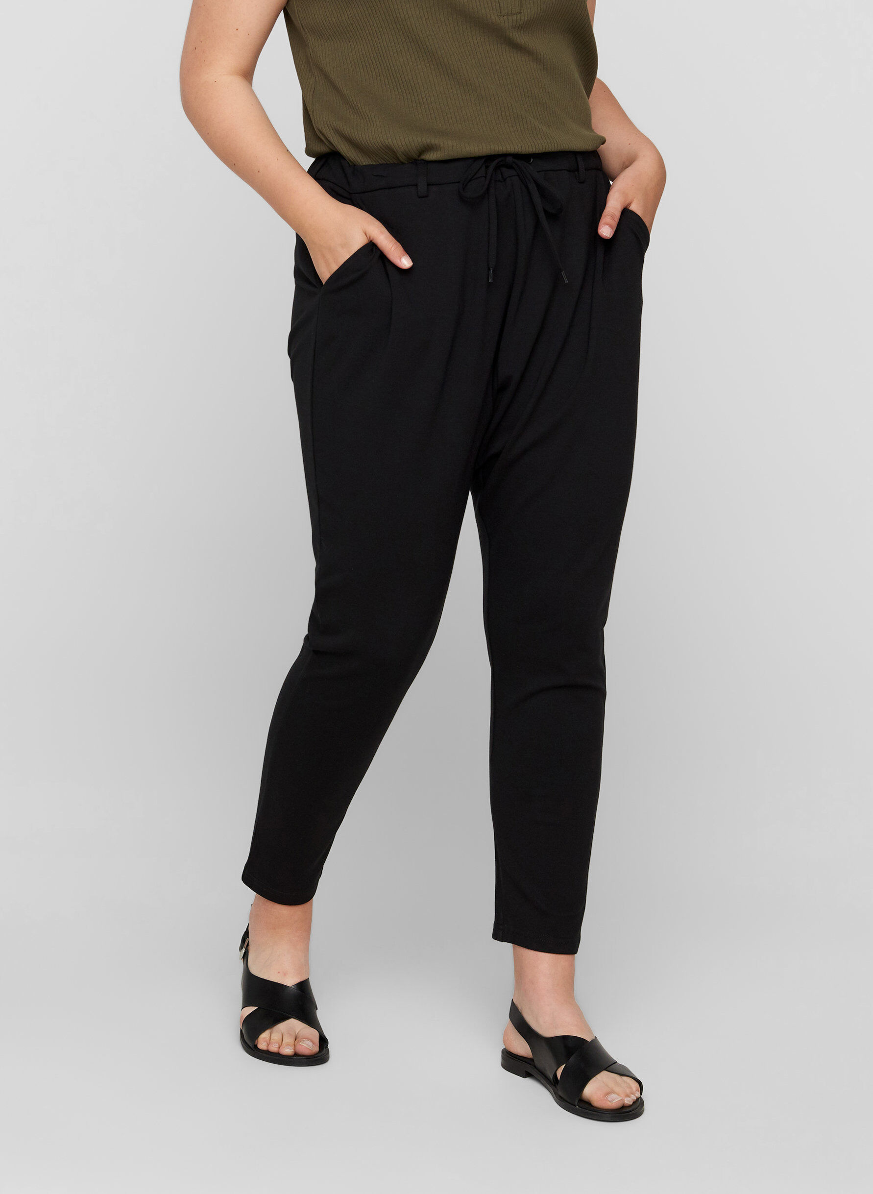 ZizziCropped Maddison broek, Zwart, Model image number 3