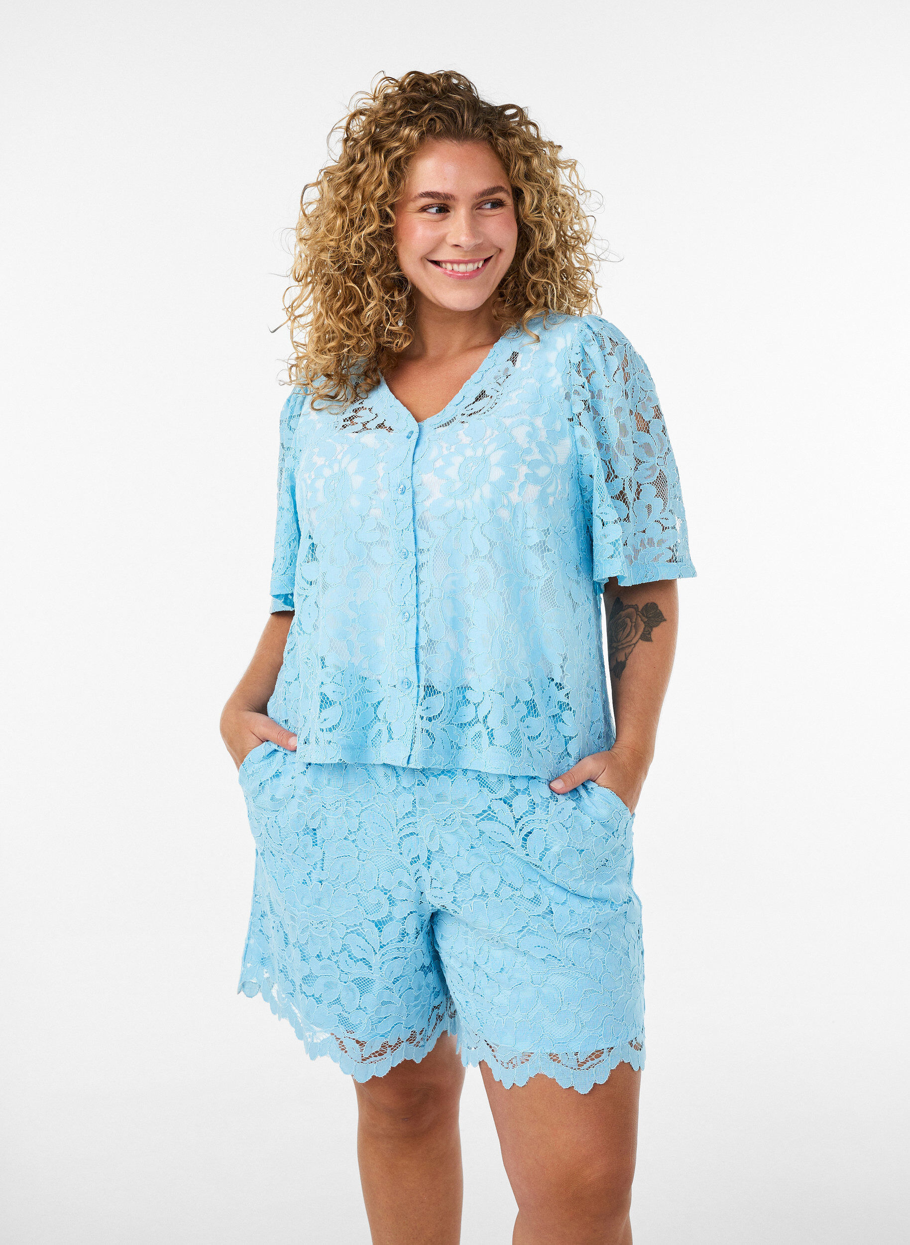 Blouse en dentelle &agrave; manches courtes et col V, Bleu, Model