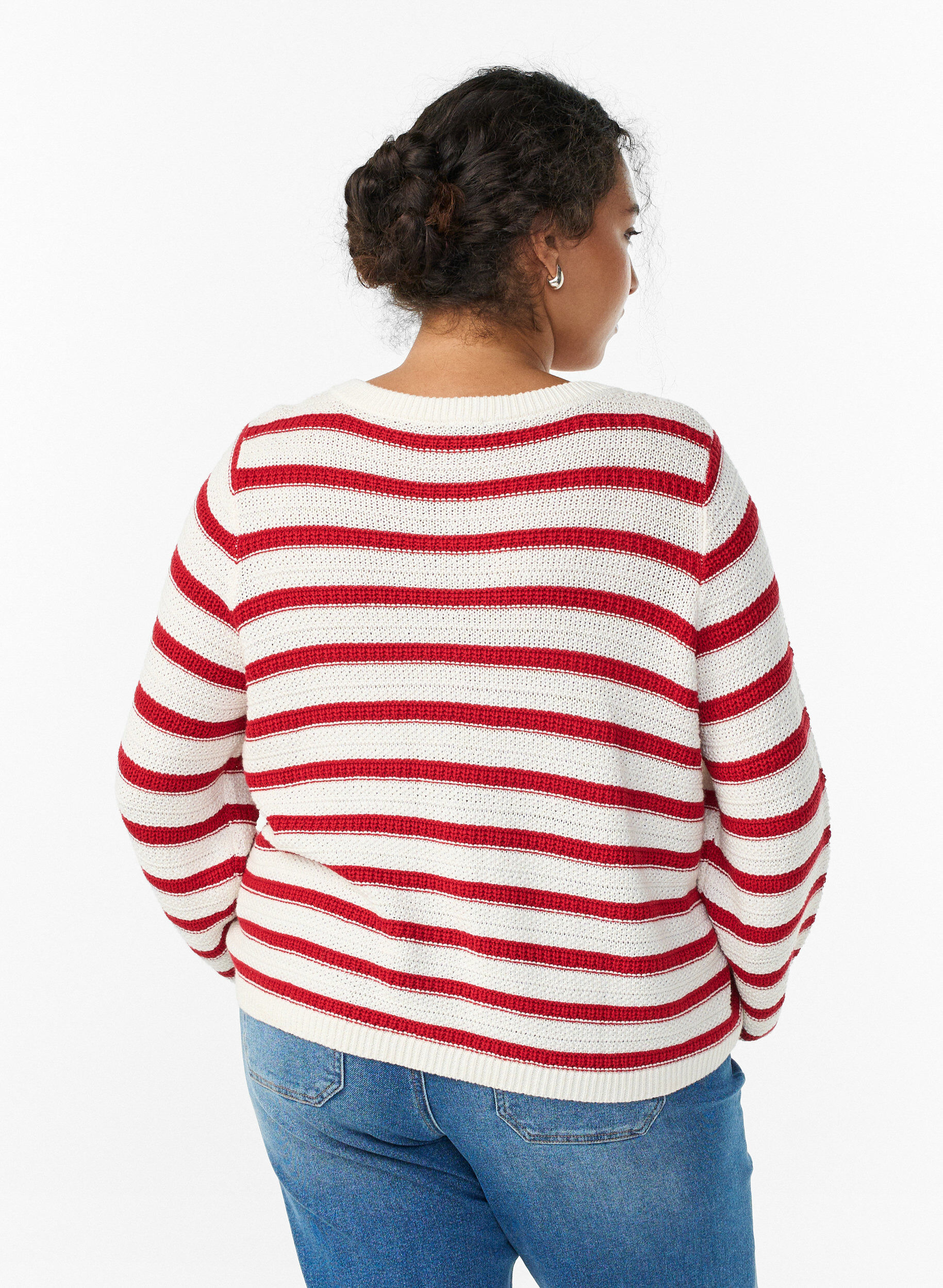 ZizziVest met structuurbreisel en decoratieve knopen, Rood, Model image number 2