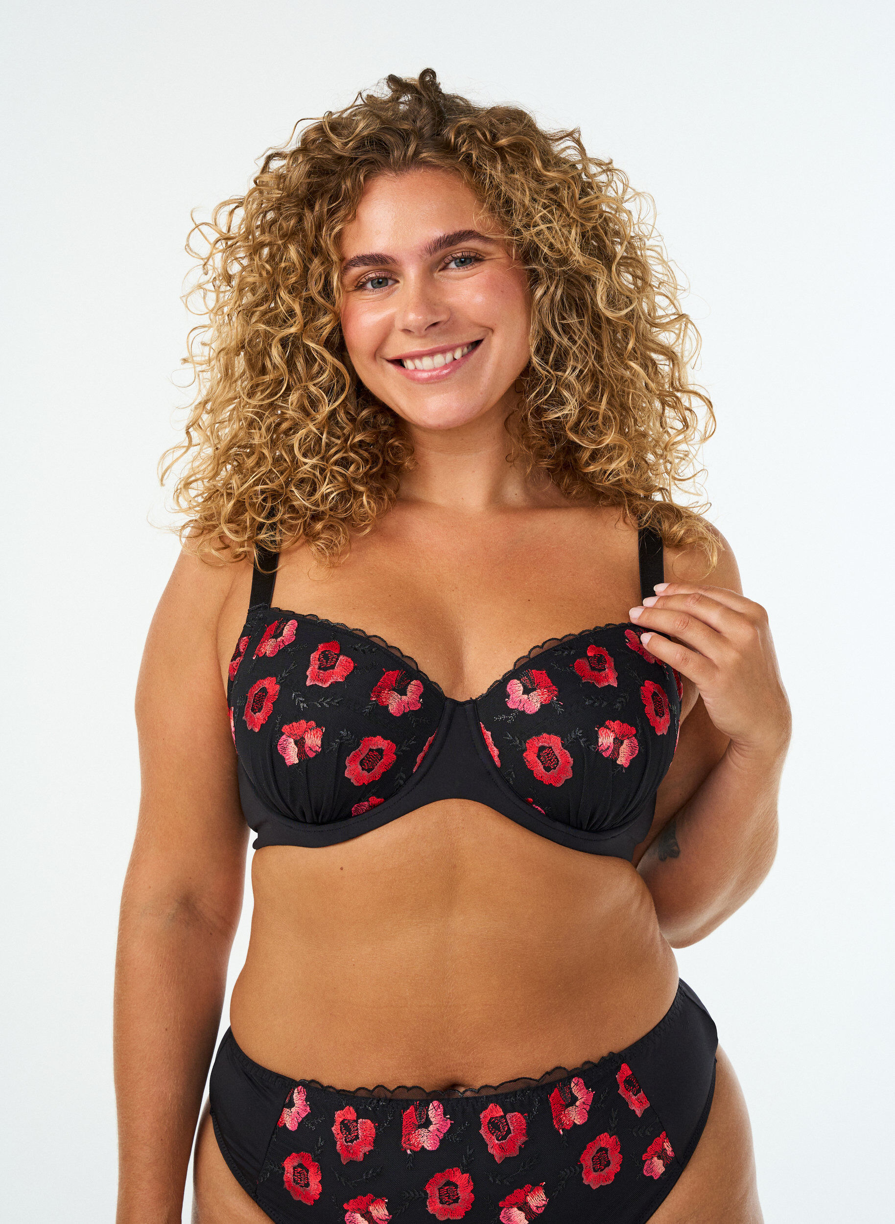 ZizziSoutien-gorge rembourr&eacute; &agrave; armatures avec broderie florale, Noir, Model image number 0