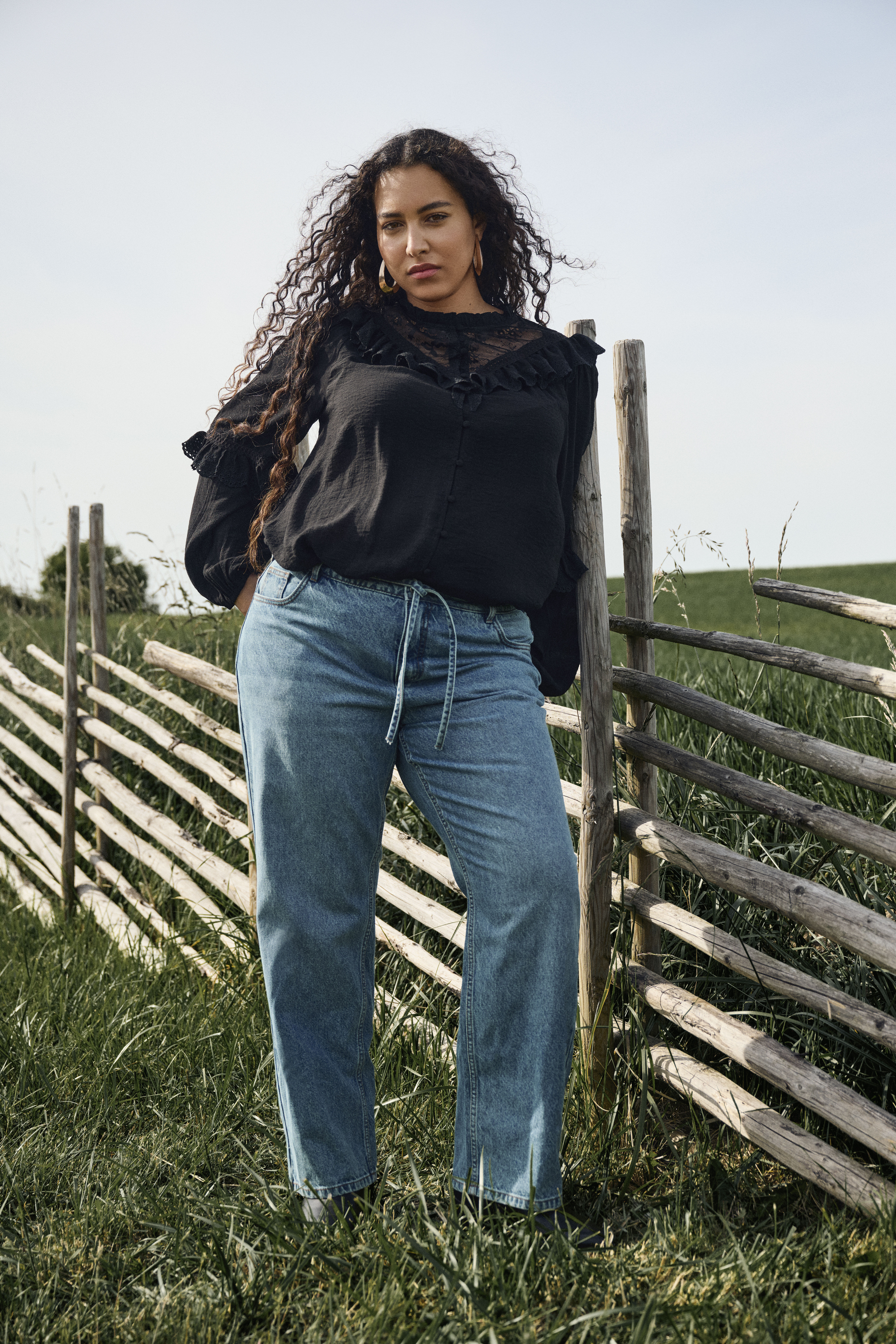 ZizziZwarte blouse met ruches en kant, , Model