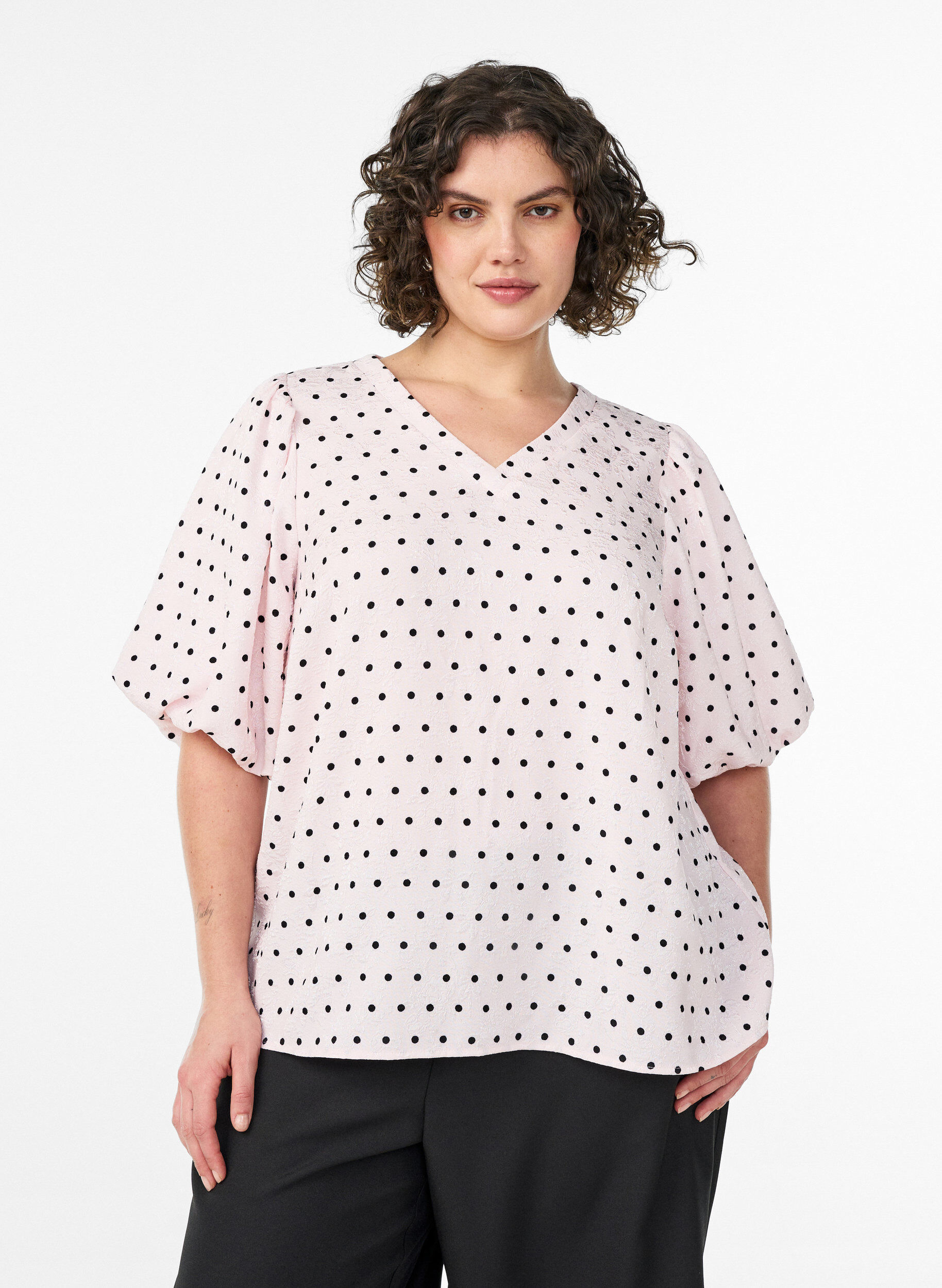 Blouse met ballonmouwen en polkadotpatroon, Roze, Model