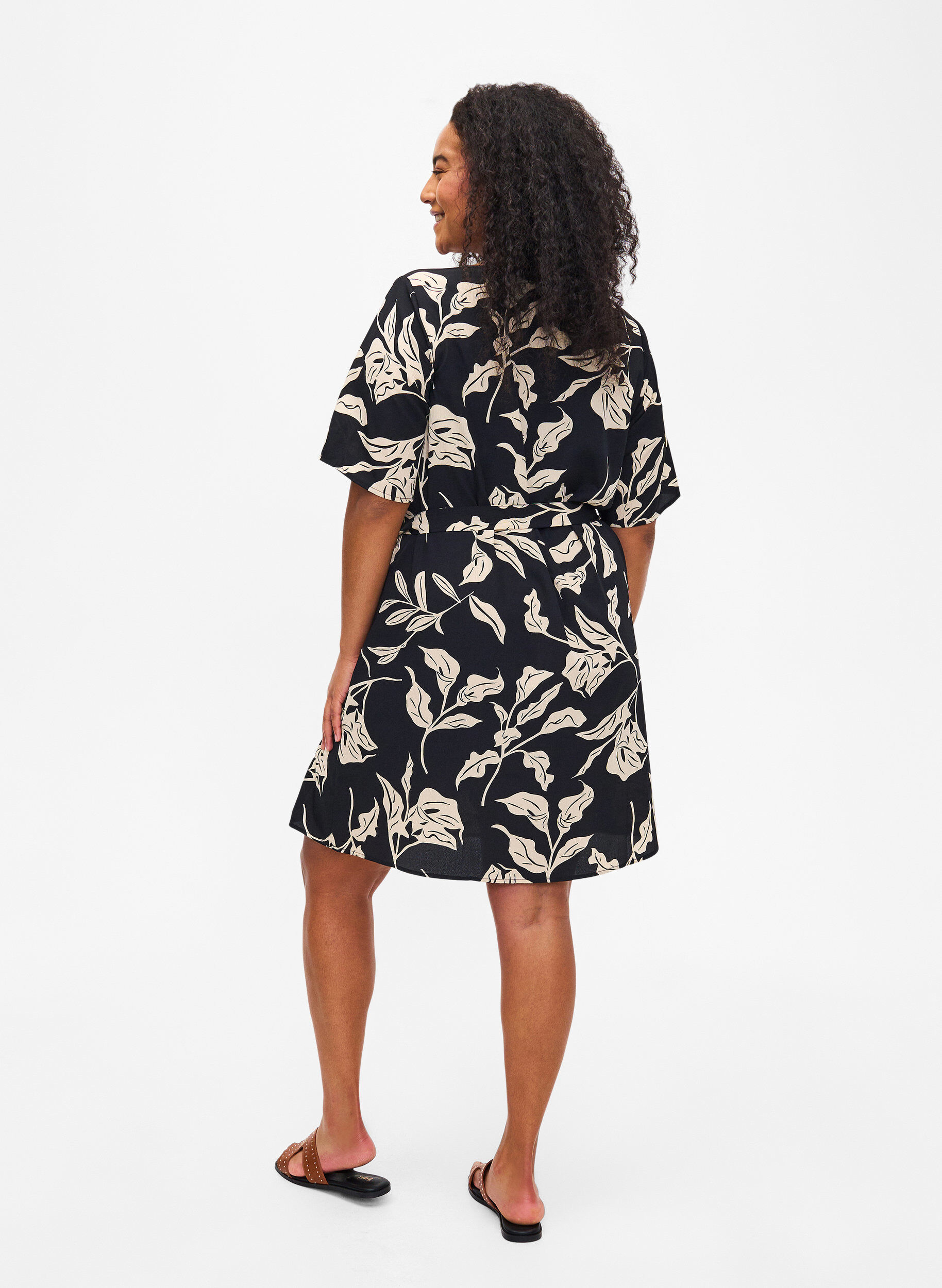Zizzi FLASH - Robe &agrave; manches courtes avec ceinture, Black Off White Fl., Model image number 1