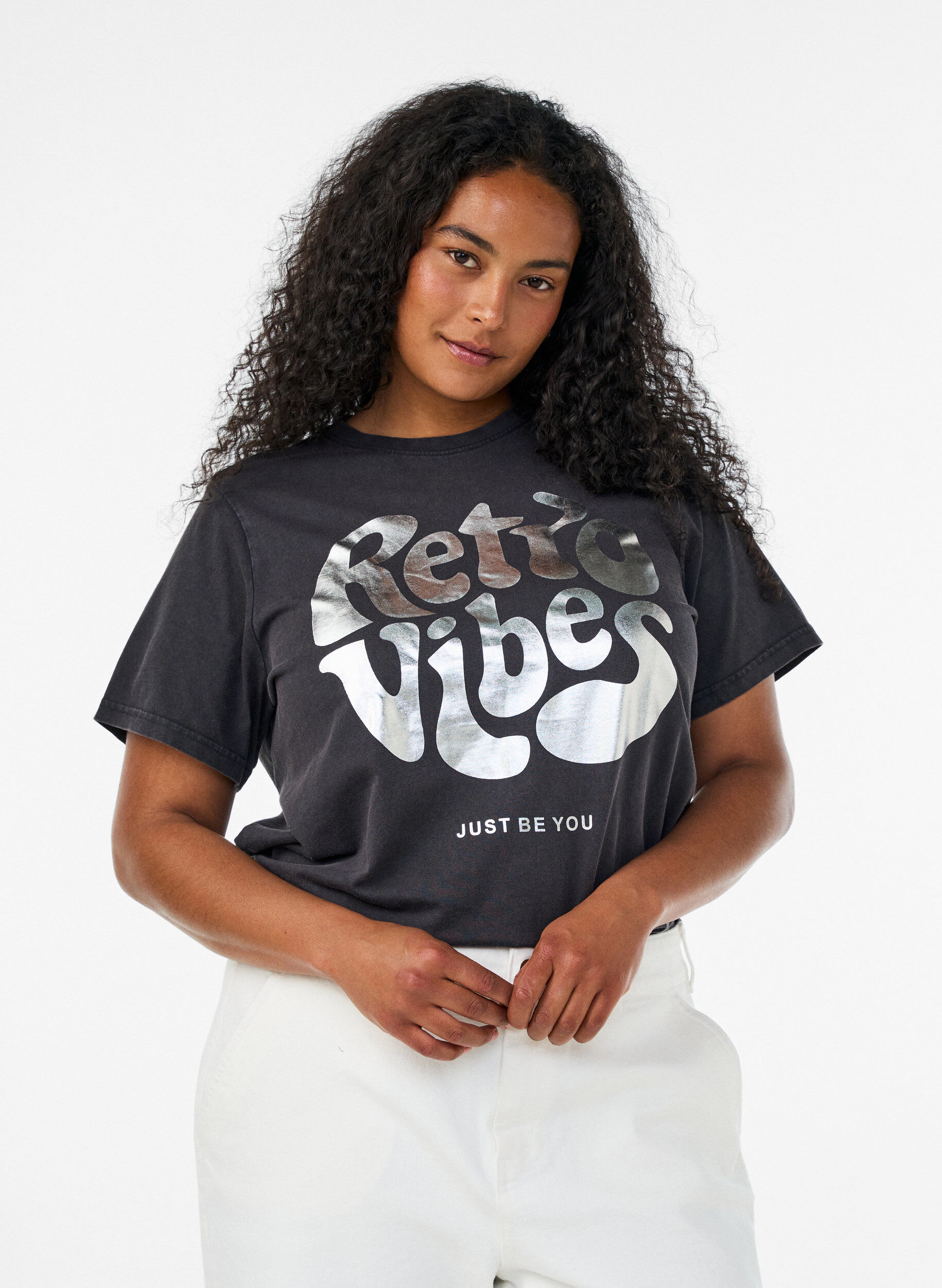 T-shirt graphique en coton bio, Noir, Model