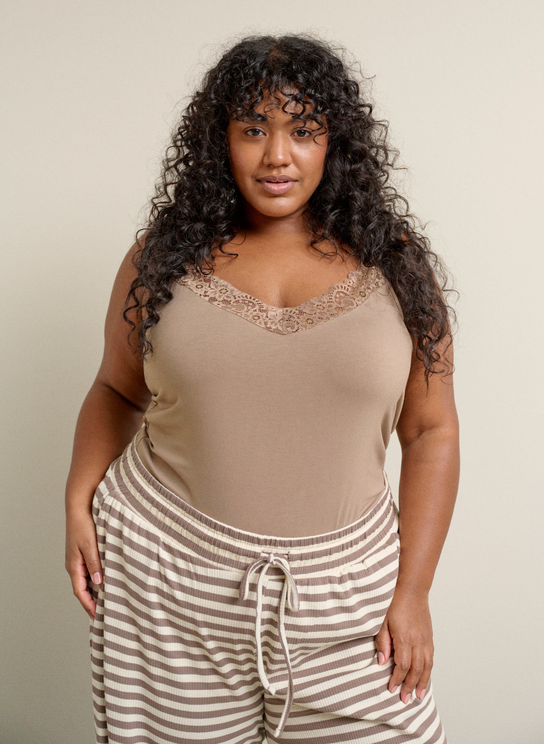 Zizzi Top en viscose avec bord en dentelle, Beige, Image image number 0