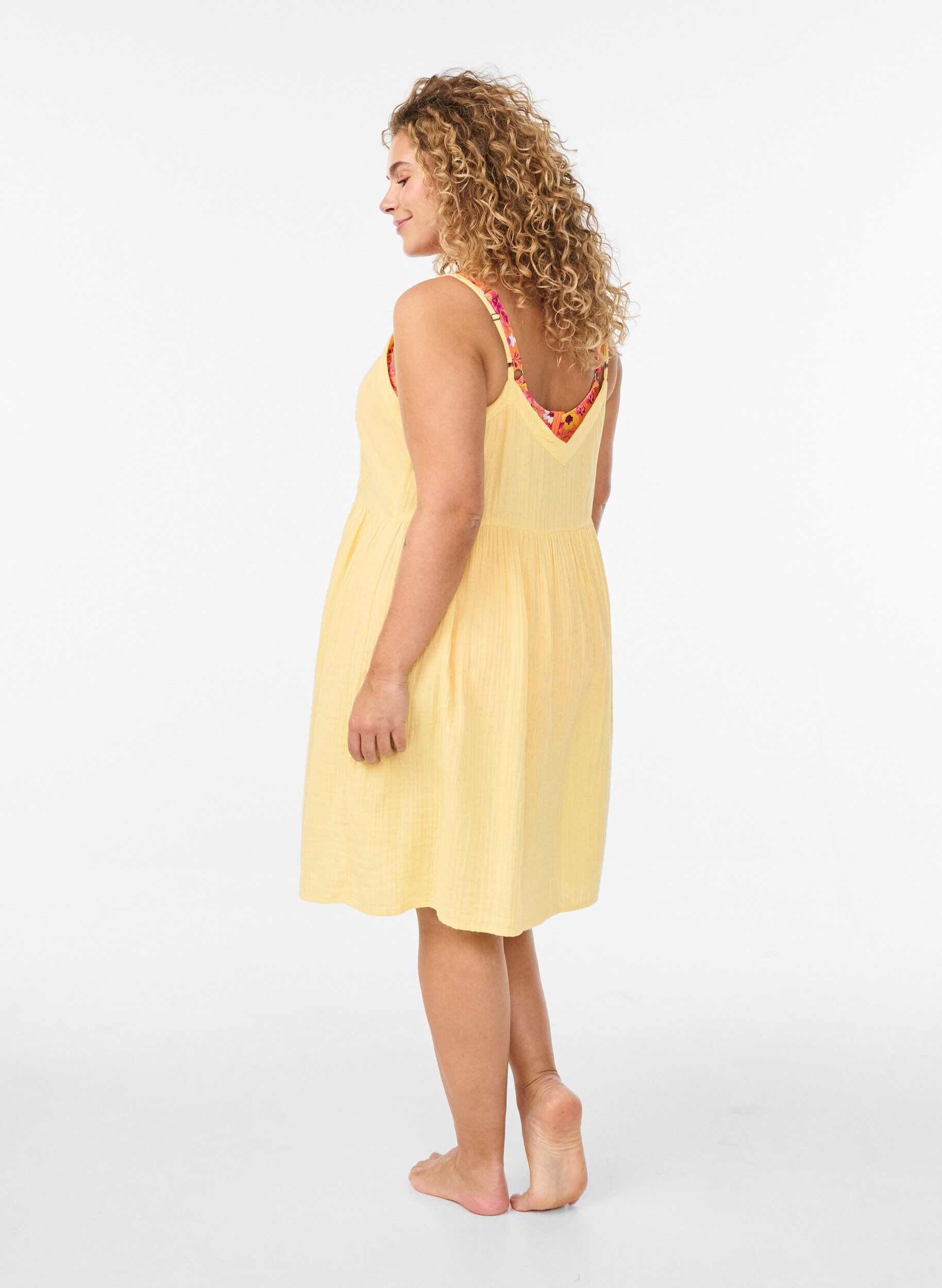 Zizzi Robe de plage en coton avec des bretelles fines, Jaune clair, Model image number 2