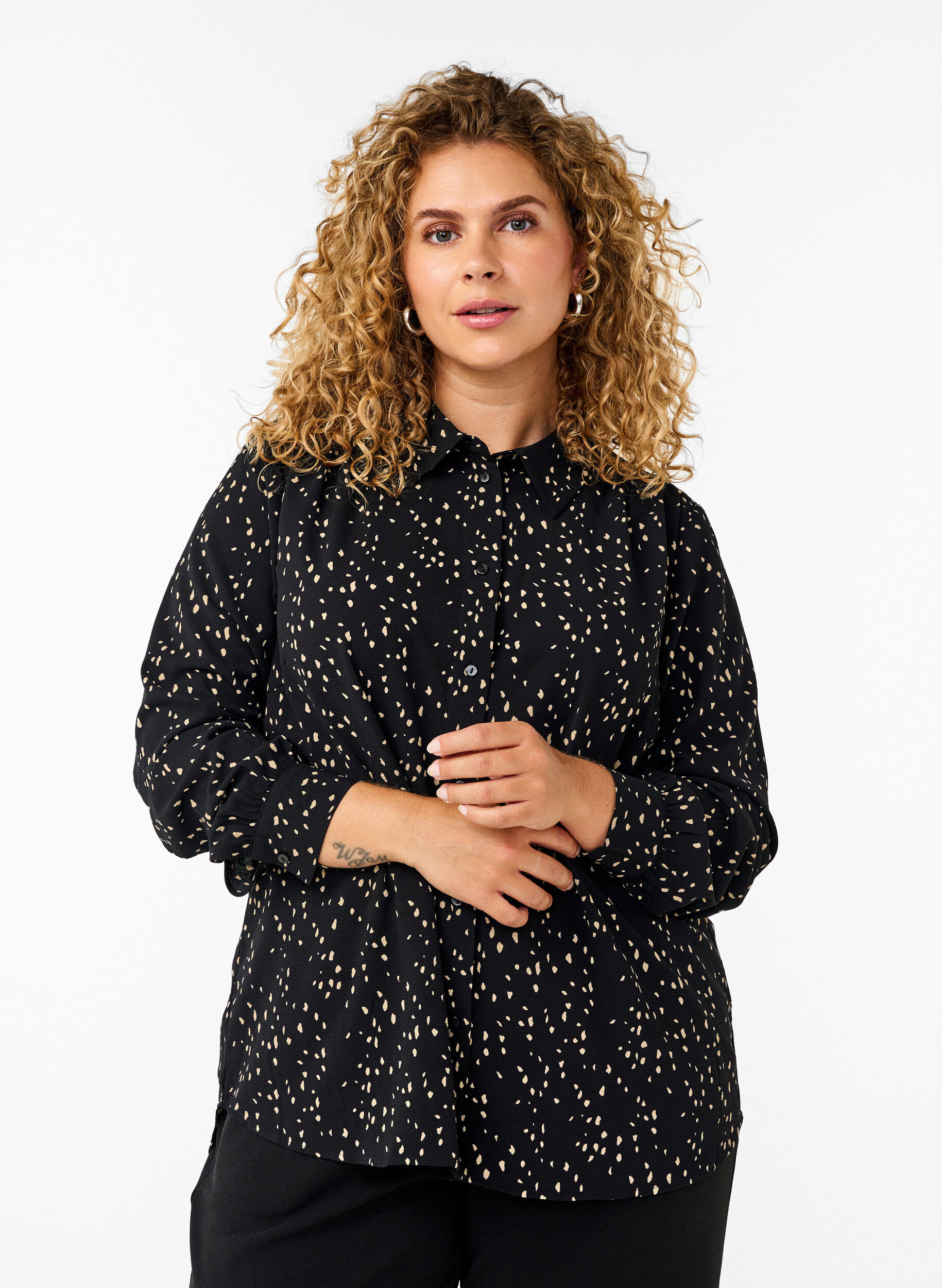 Zizzi Chemise &agrave; pois avec col, Black w. Dot AOP, Model image number 0