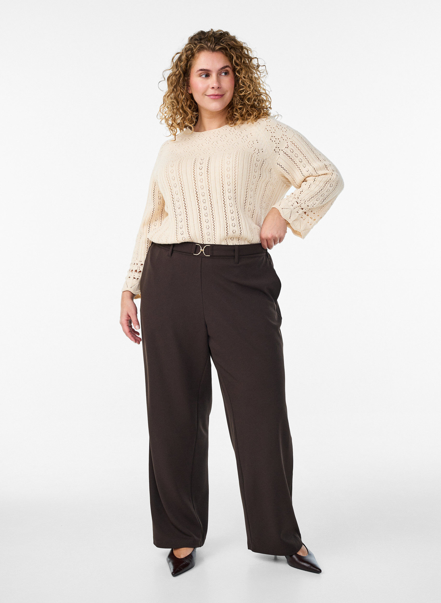 Pantalon taille haute avec ceinture et boucle dor&eacute;e, Marron, Model