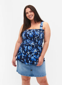 Borstvoedingsvriendelijke top met kousenband, Blue Flower Print, Model