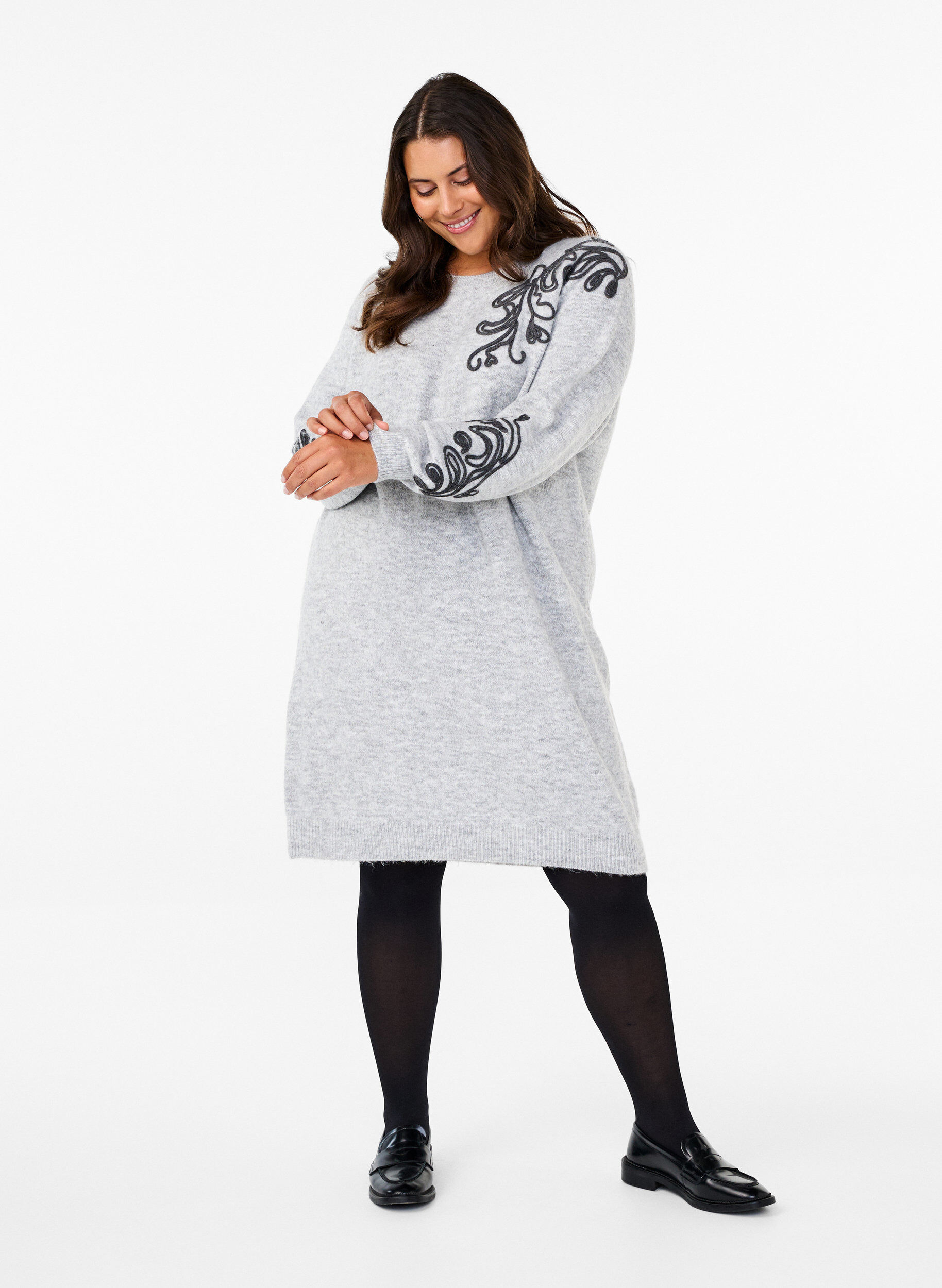Zizzi Robe en maille avec d&eacute;coration, Light Grey Melange, Model image number 2