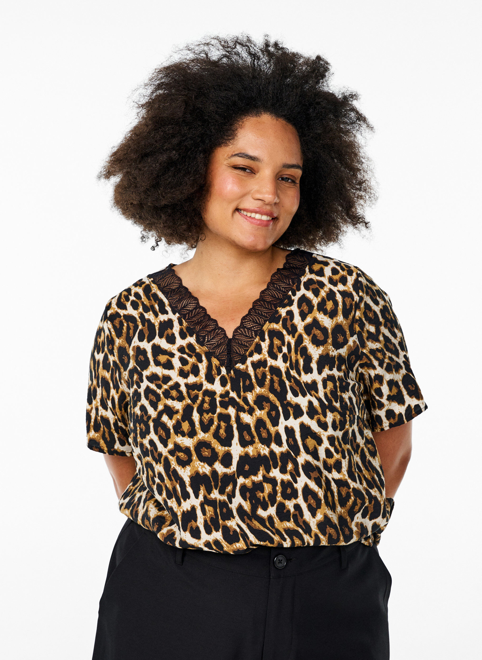 Viscose blouse met korte mouwen en kanten rand, Bruin, Model