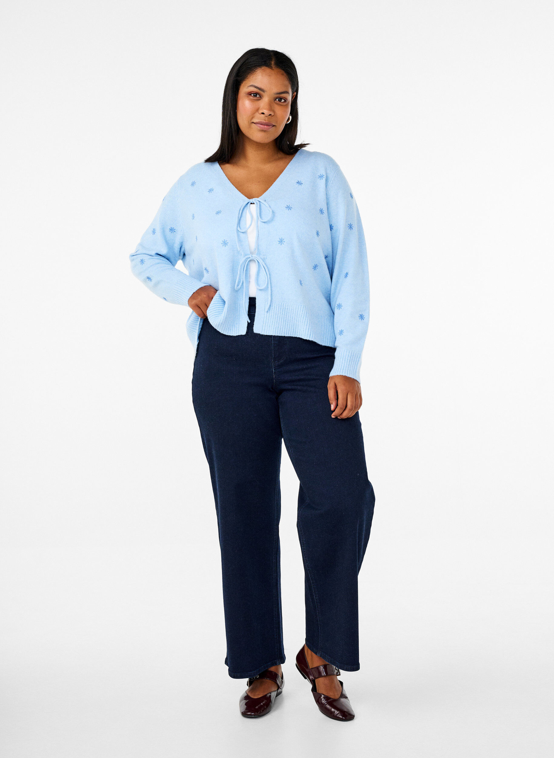 Zizzi Cardigan en tricot, brod&eacute;, &agrave; nouer avec des attaches, Cashmere Blue Comb, Model image number 2