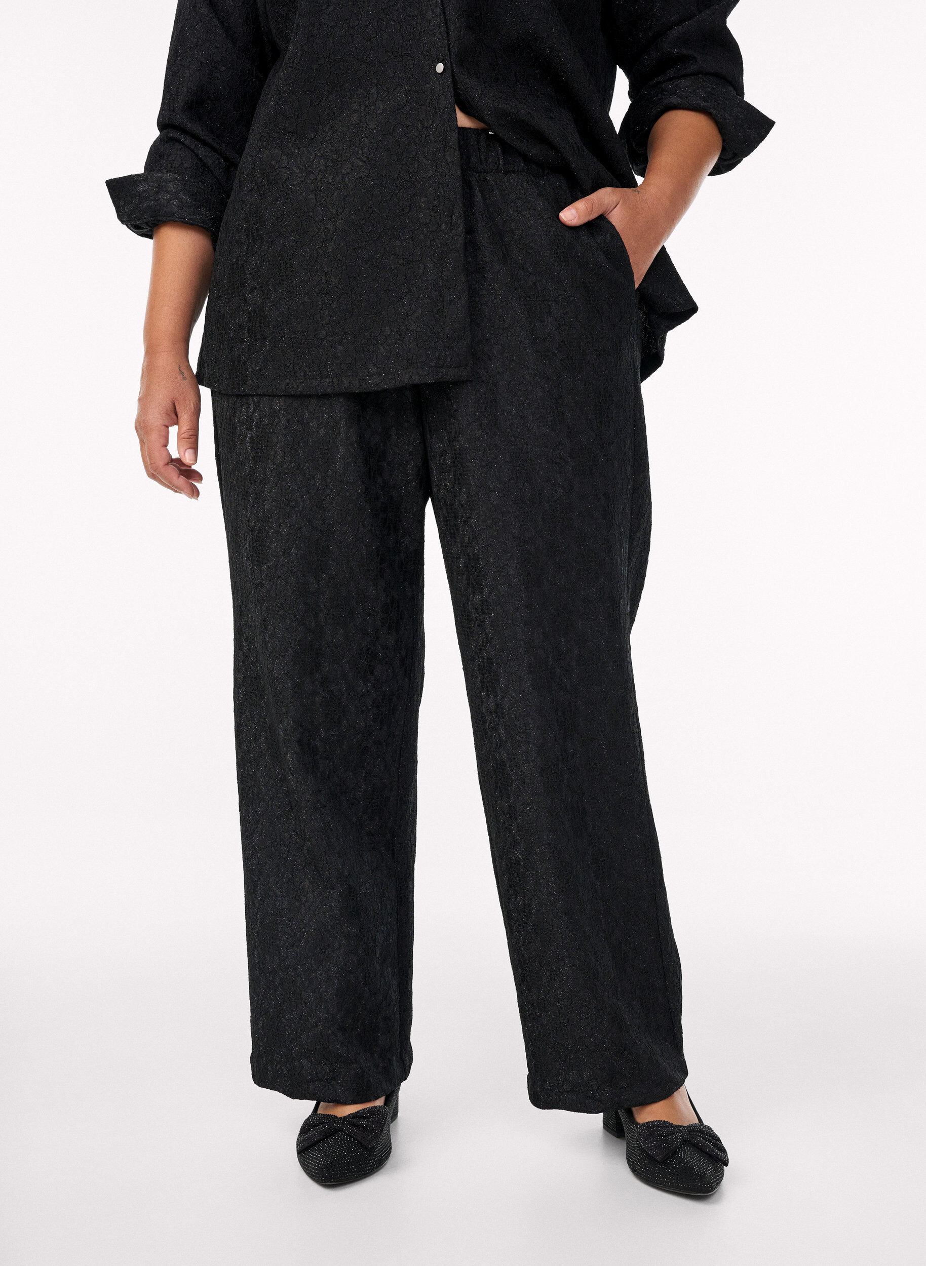 Zizzi Pantalon avec texture dentelle et fil scintillant, Noir, Model image number 2