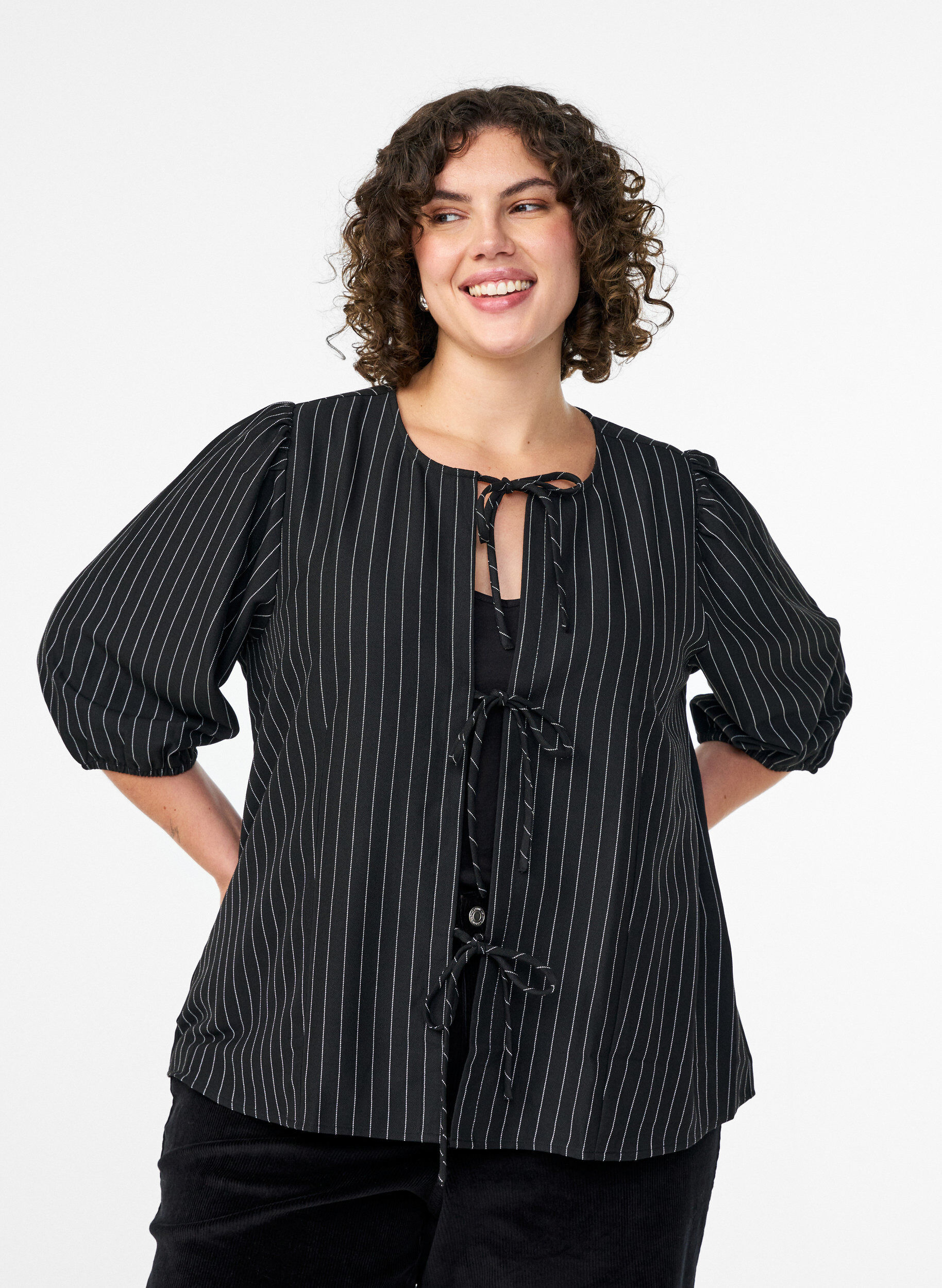 Blouse &agrave; fines rayures et liens &agrave; nouer, Noir, Model