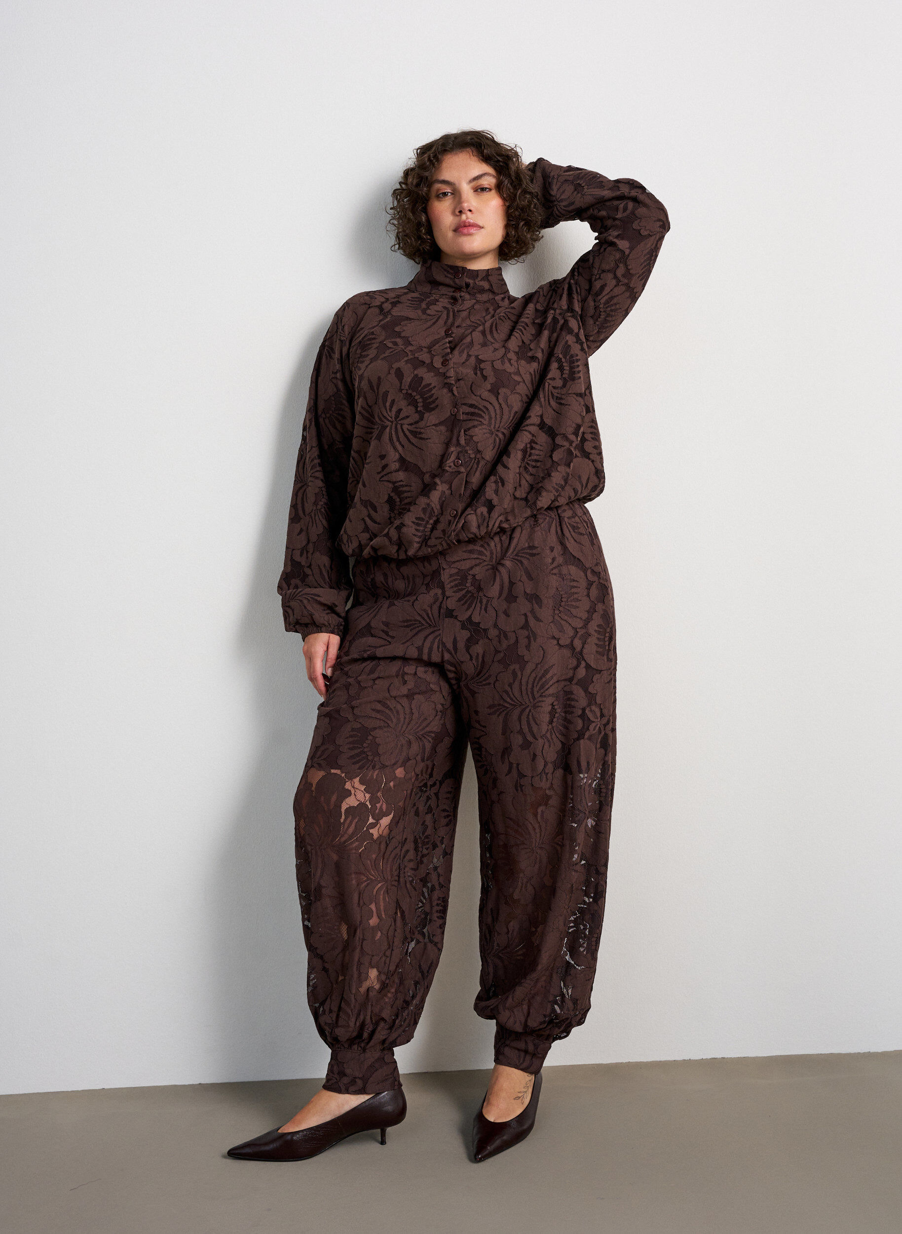 Pantalon ballon en dentelle avec short int&eacute;rieur, Marron, Model