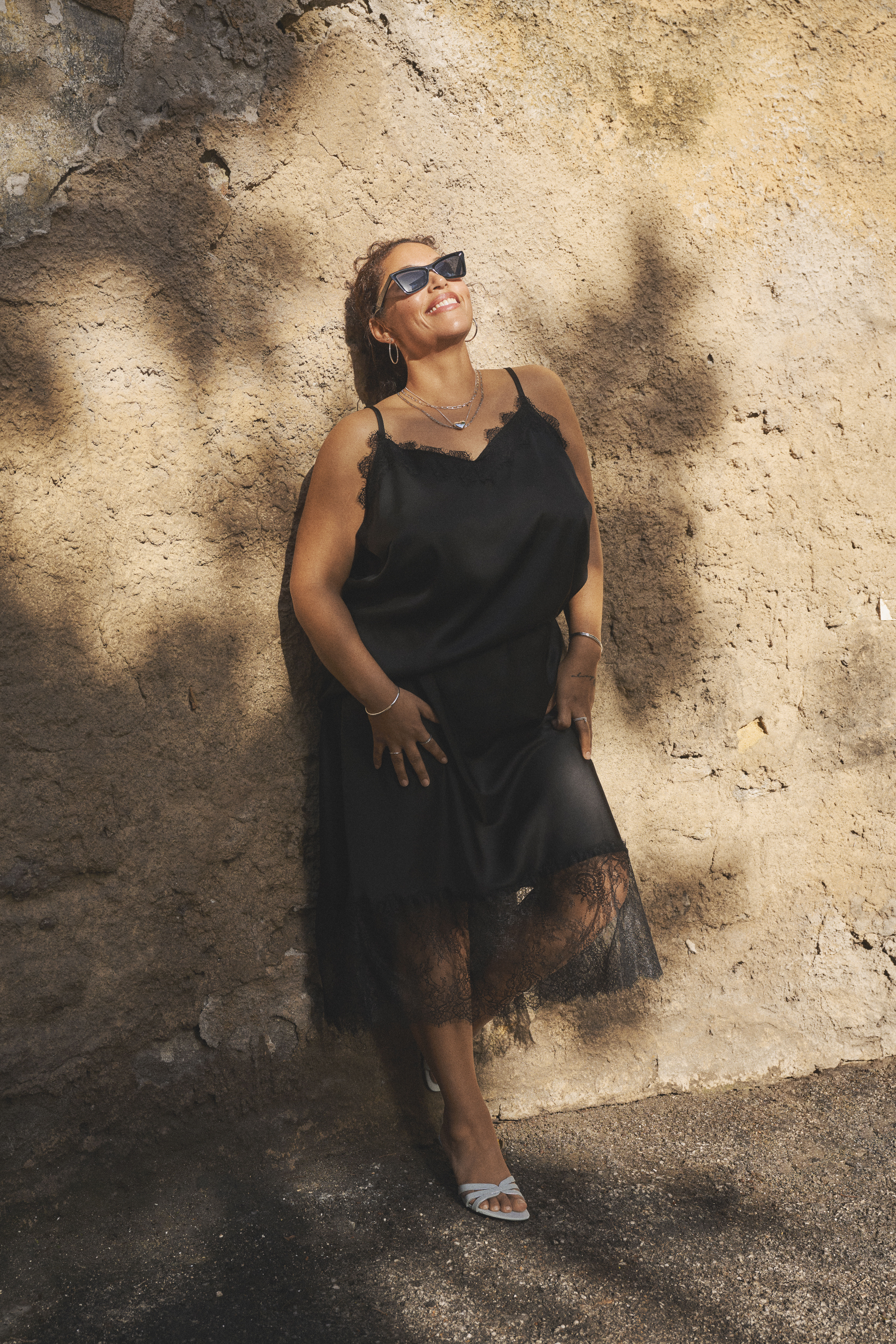 Zizzi Aspect satin&eacute; avec bordures en dentelle, , Model