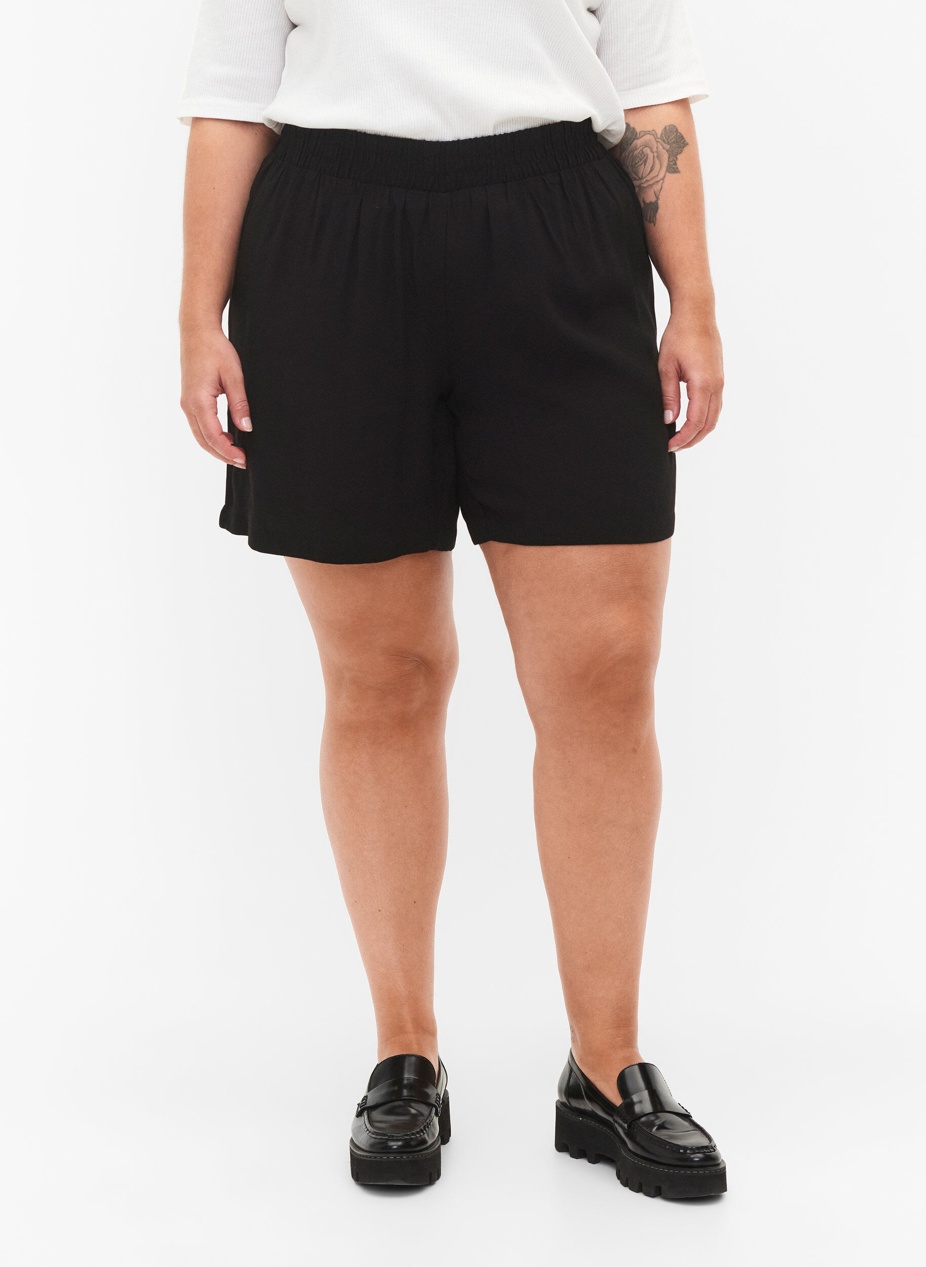 Zizzi Short ample en viscose, Black, Model image number 3