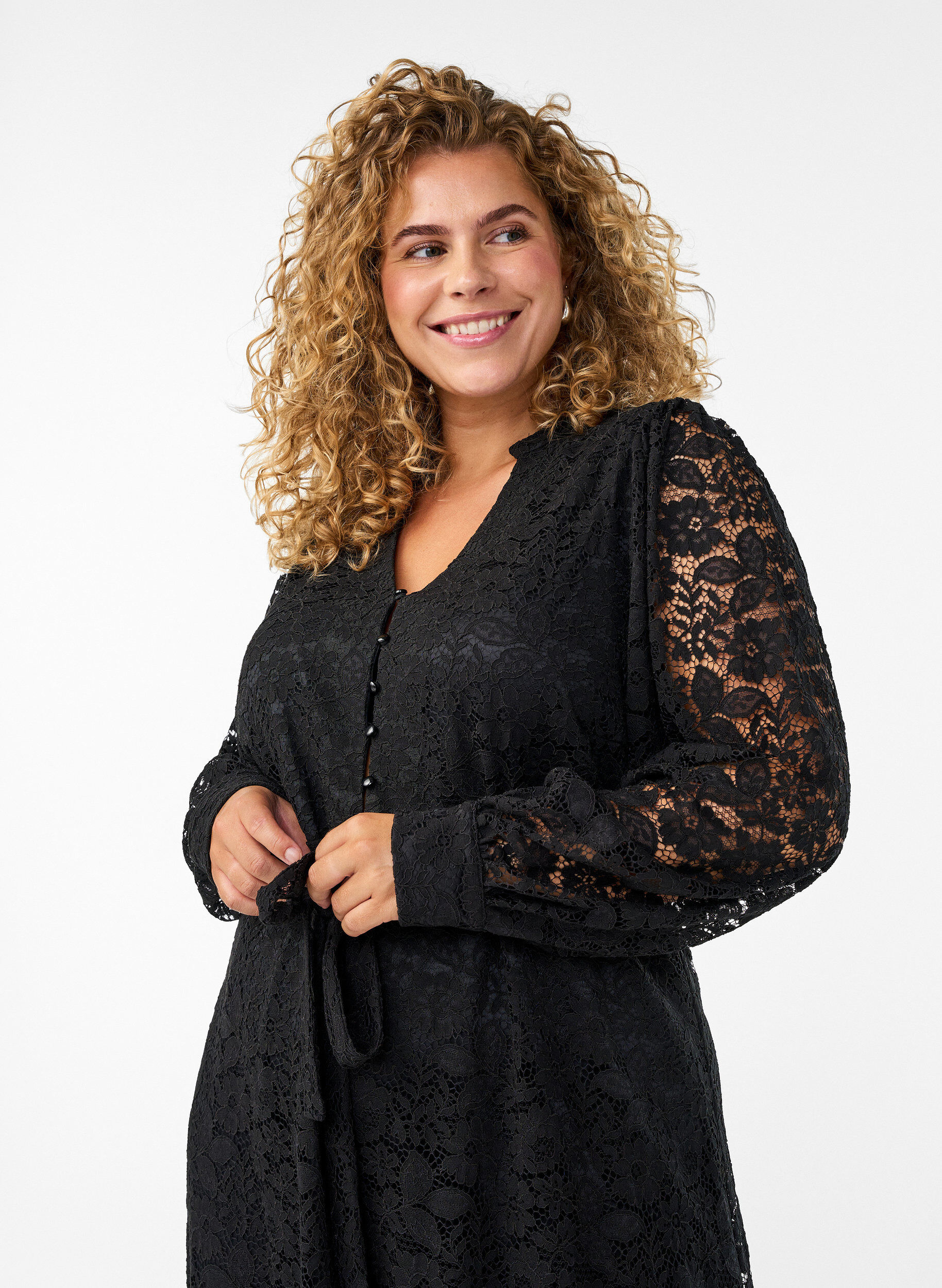 Zizzi Robe en dentelle avec manches longues et ceinture &agrave; nouer, Noir, Model image number 2