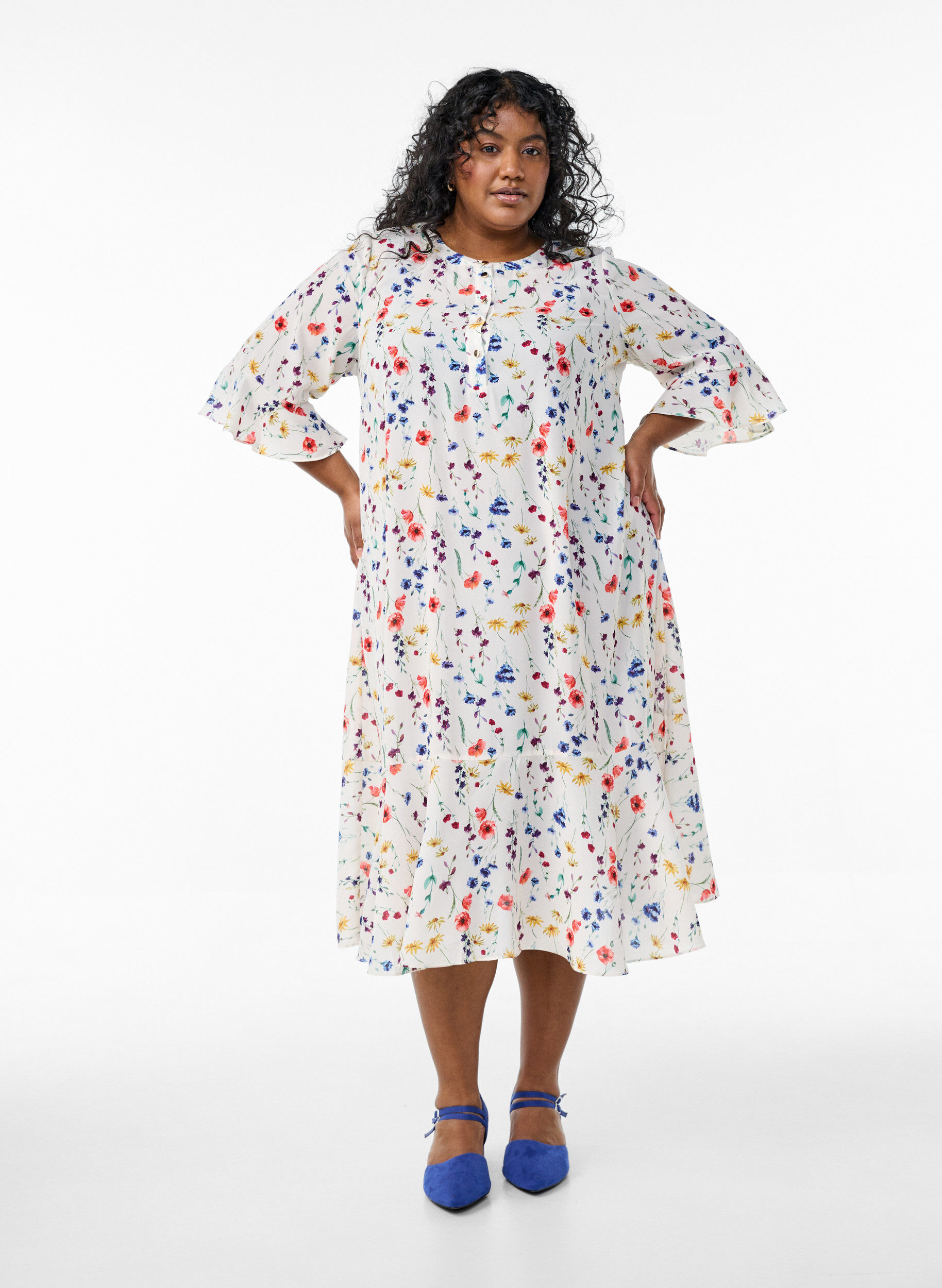 Zizzi Robe midi florale &agrave; manches 3/4, Bleu, Model image number 0