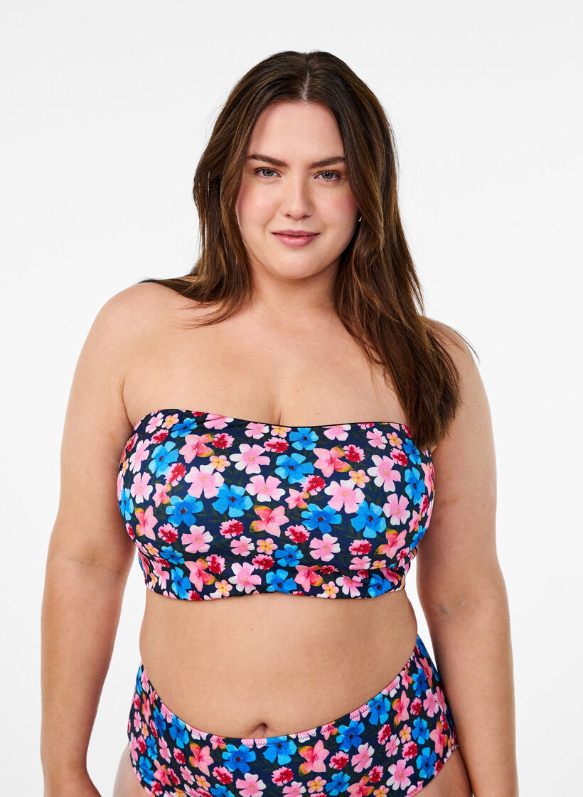 Bloemen bandeau bikinitop, Rood, Model