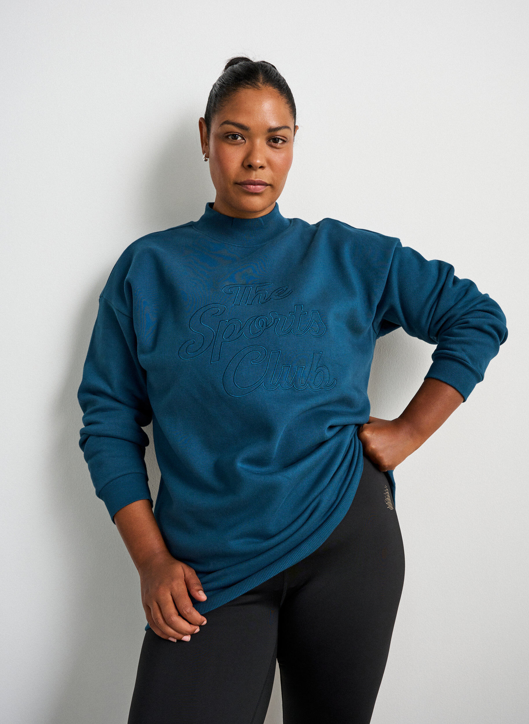 ZizziLang sweatshirt met hoge hals en geborduurde tekst, Blauw, Model image number 0