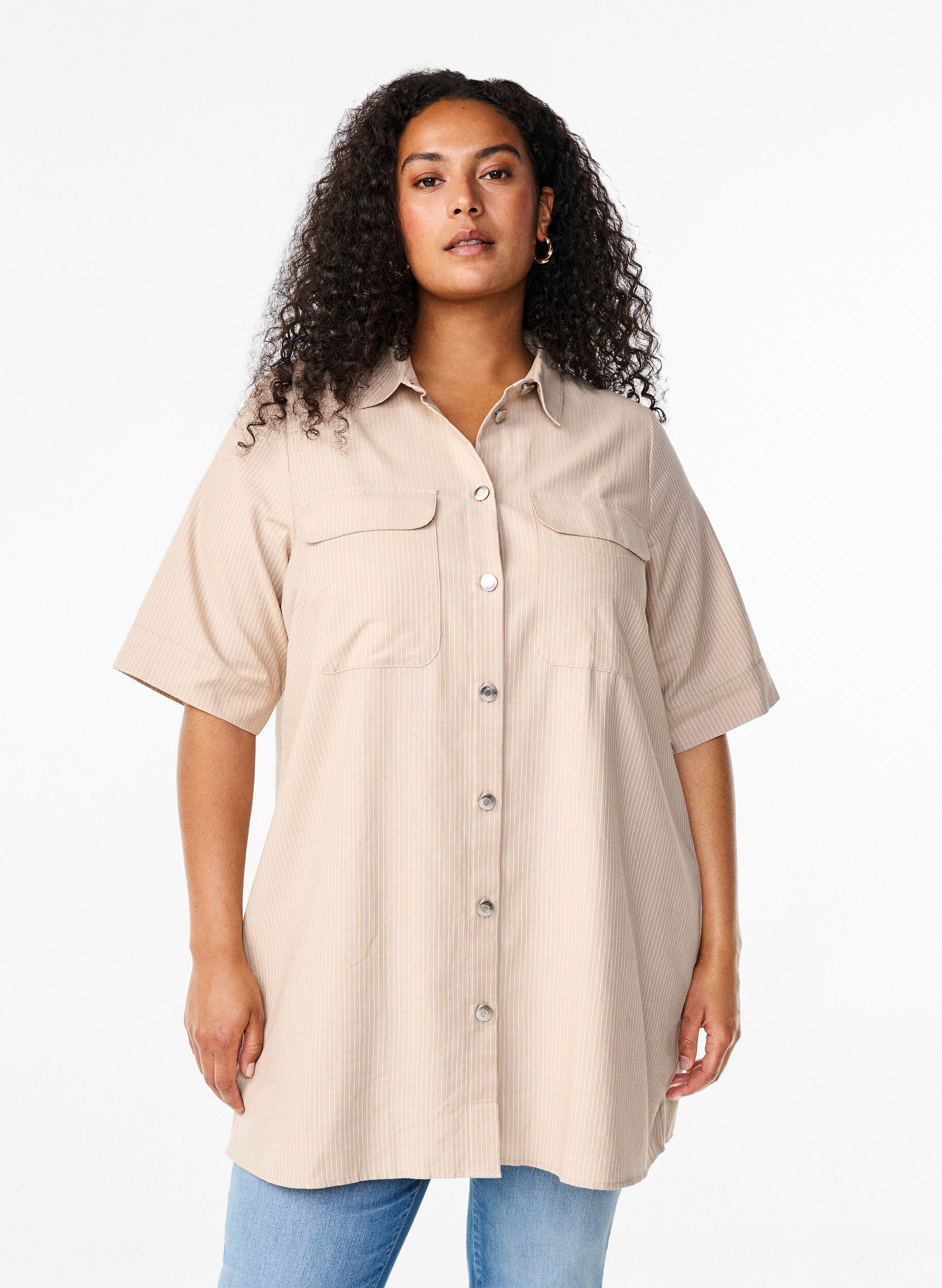 Zizzi Tunique ray&eacute;e avec boutons et poches poitrine, Beige, Model image number 0