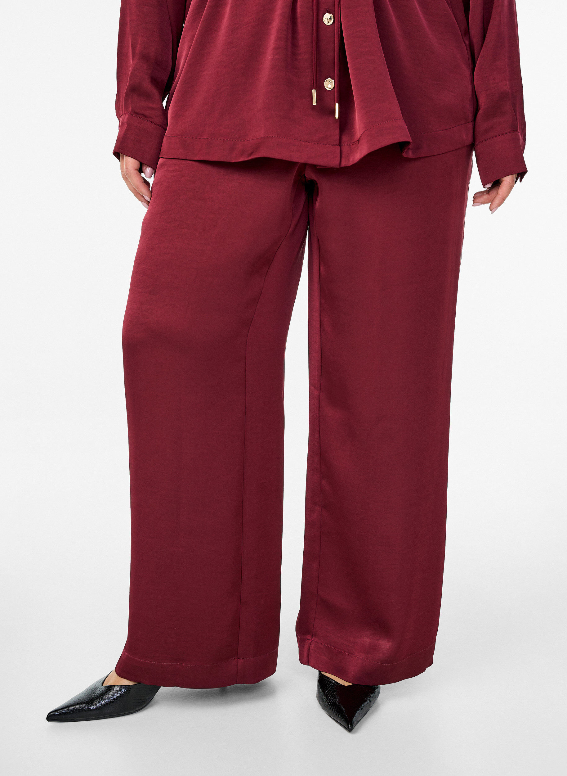 ZizziSatijnen-look broek met een high waist en wijde pijpen, Donker Bordeaux, Model image number 2