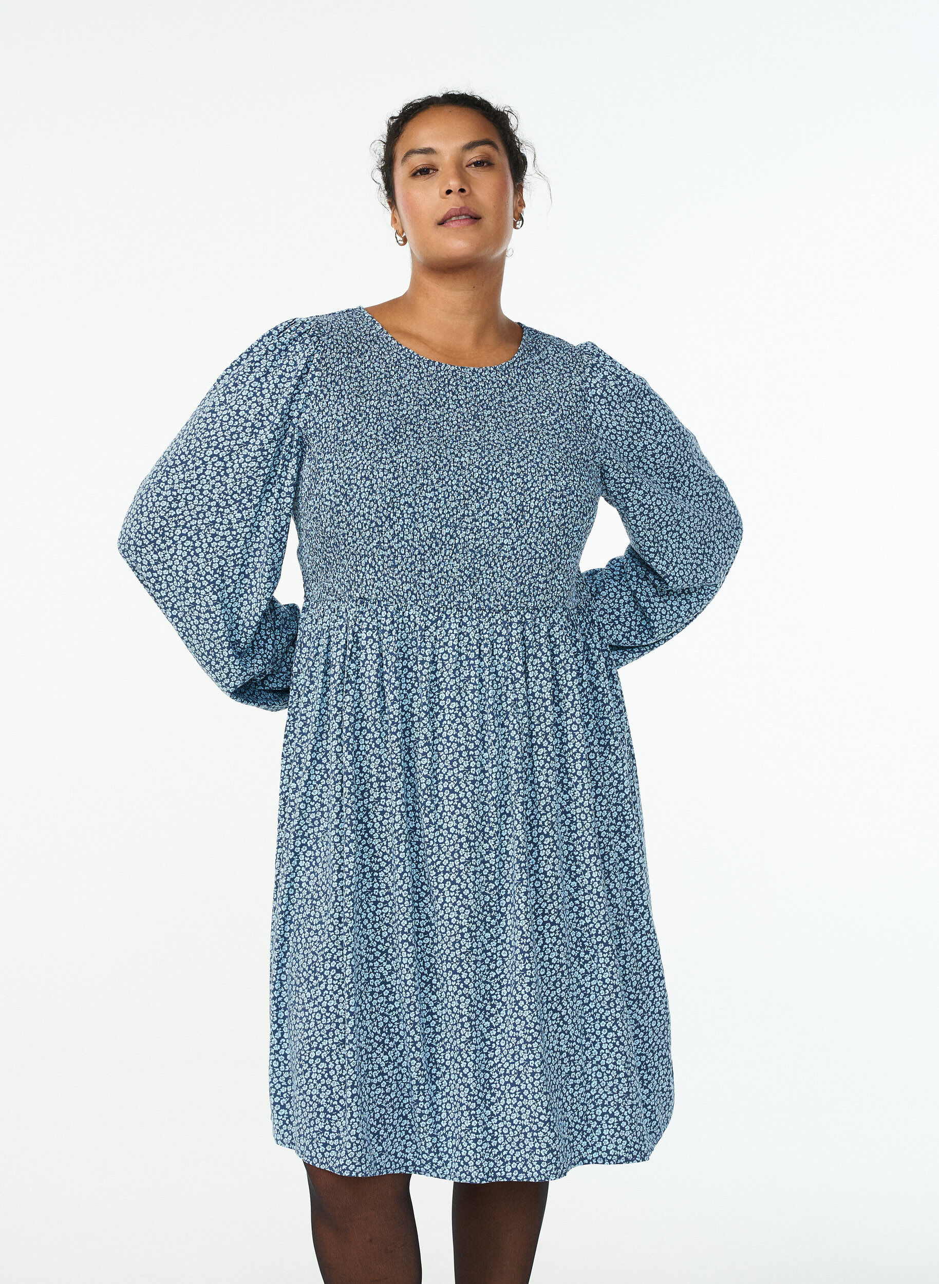 ZizziRobe avec haut smock&eacute; et imprim&eacute; &agrave; petites fleurs, Bleu, Model image number 0