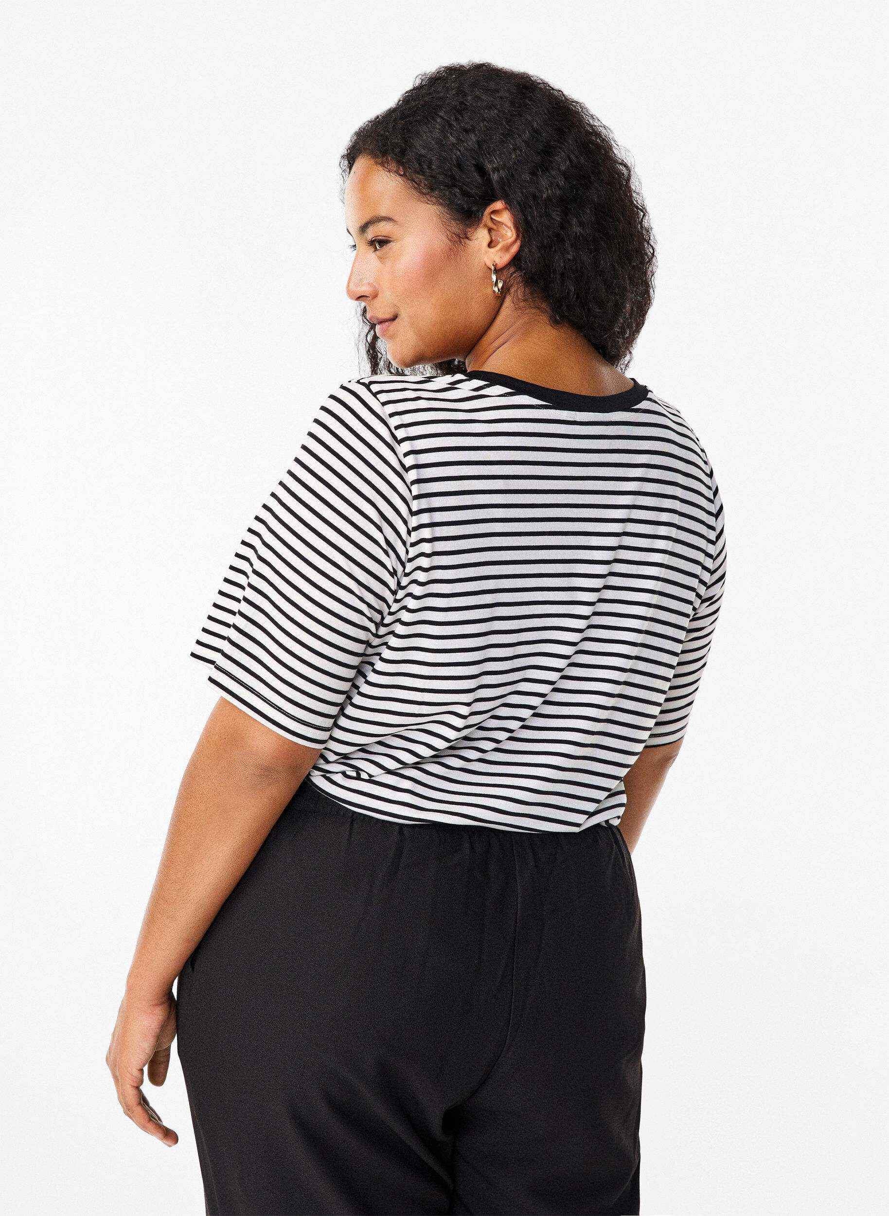 Zizzi T-shirt ray&eacute; en Lyocell &agrave; col rond, Noir, Model image number 2