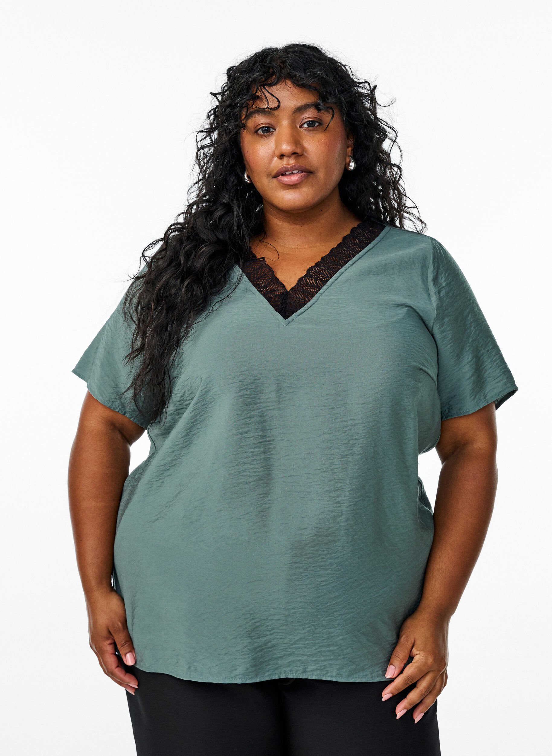 Viscose blouse met korte mouwen en kanten rand, Groen, Model