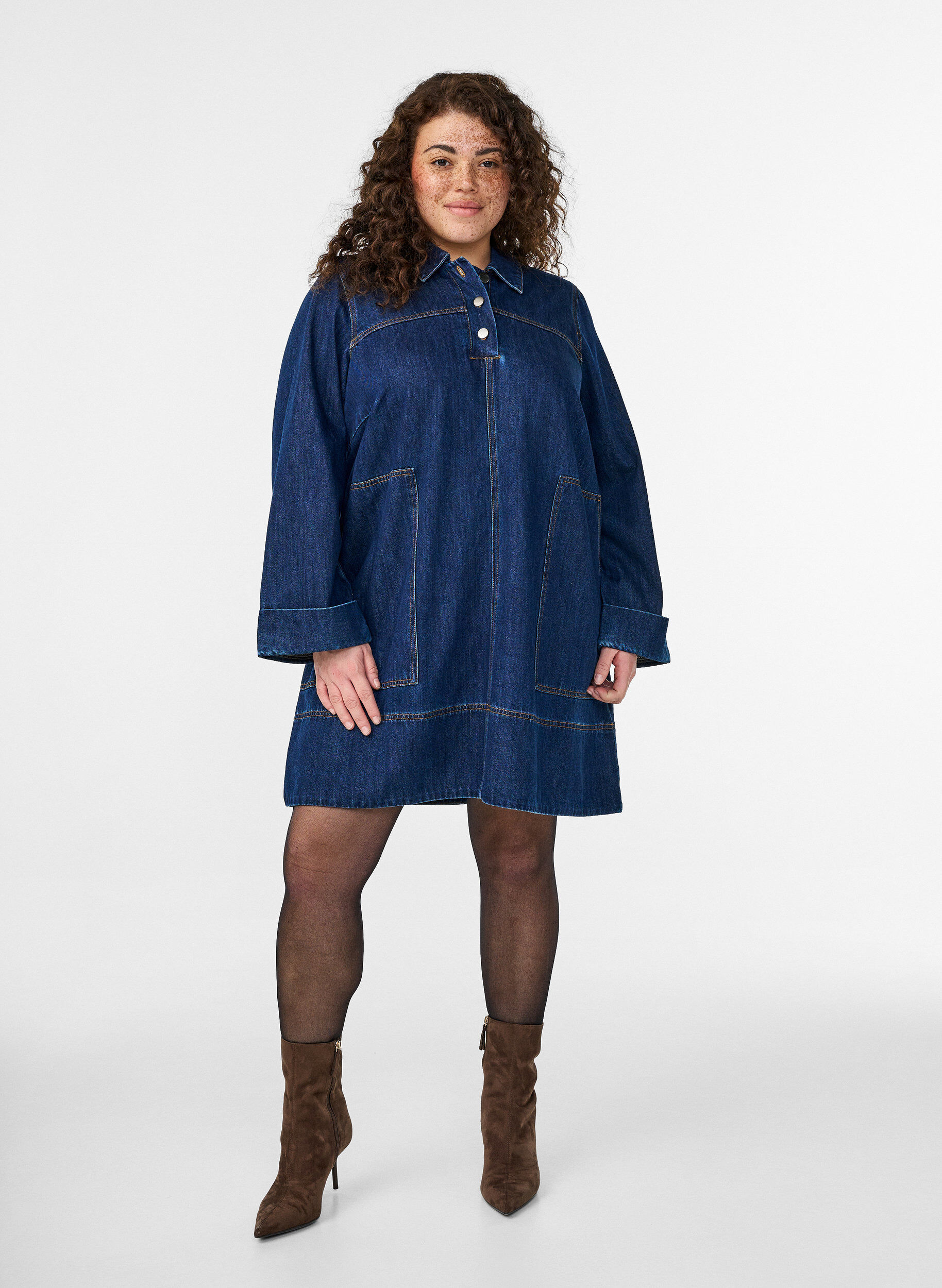 Zizzi Robe courte en jean avec col et fermeture boutonn&eacute;e, Bleu, Model image number 0