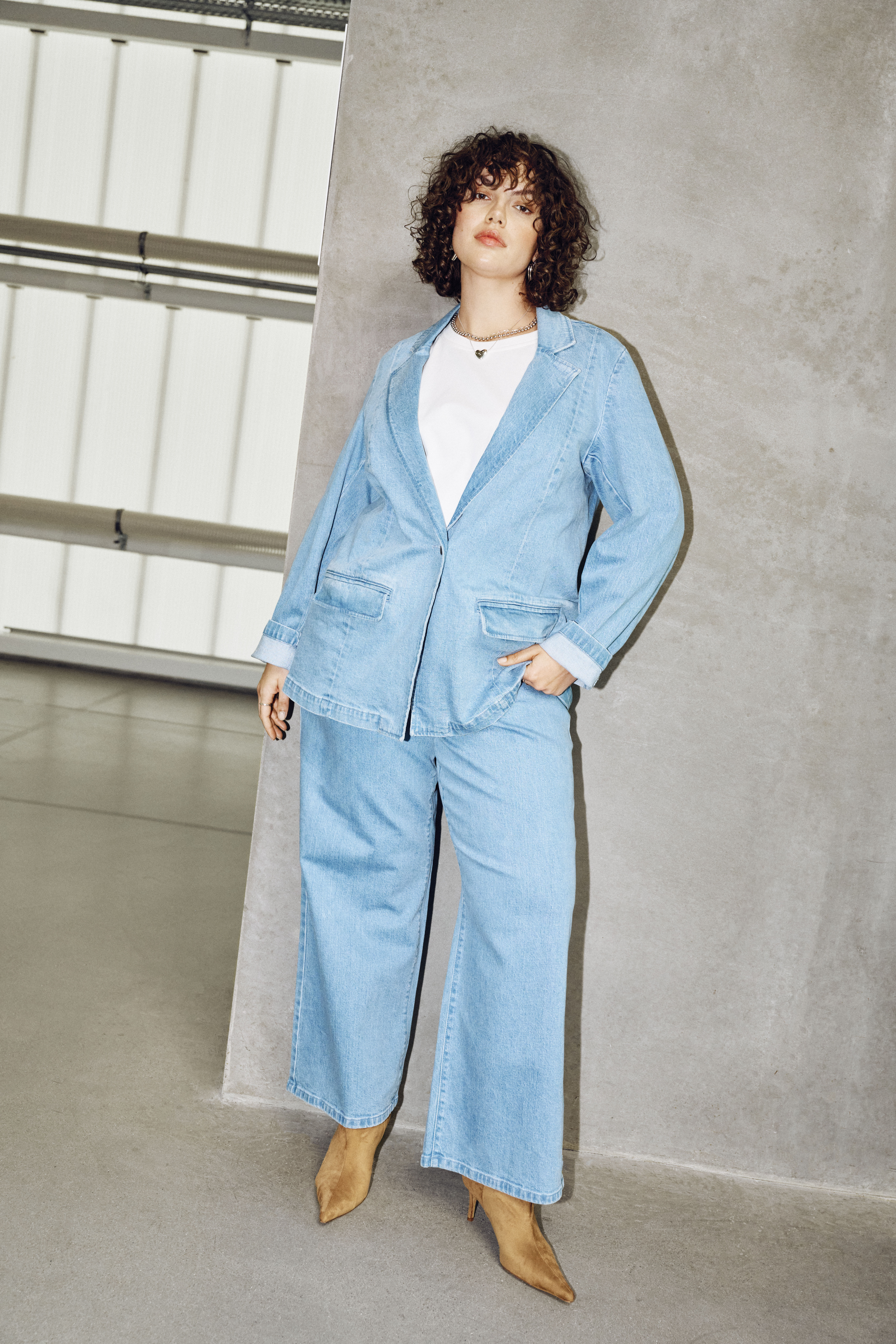 Zizzi Le look blazer en denim, , Model