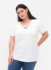 T-shirt met v-hals en kruisdetail, Warm Off-white, Model