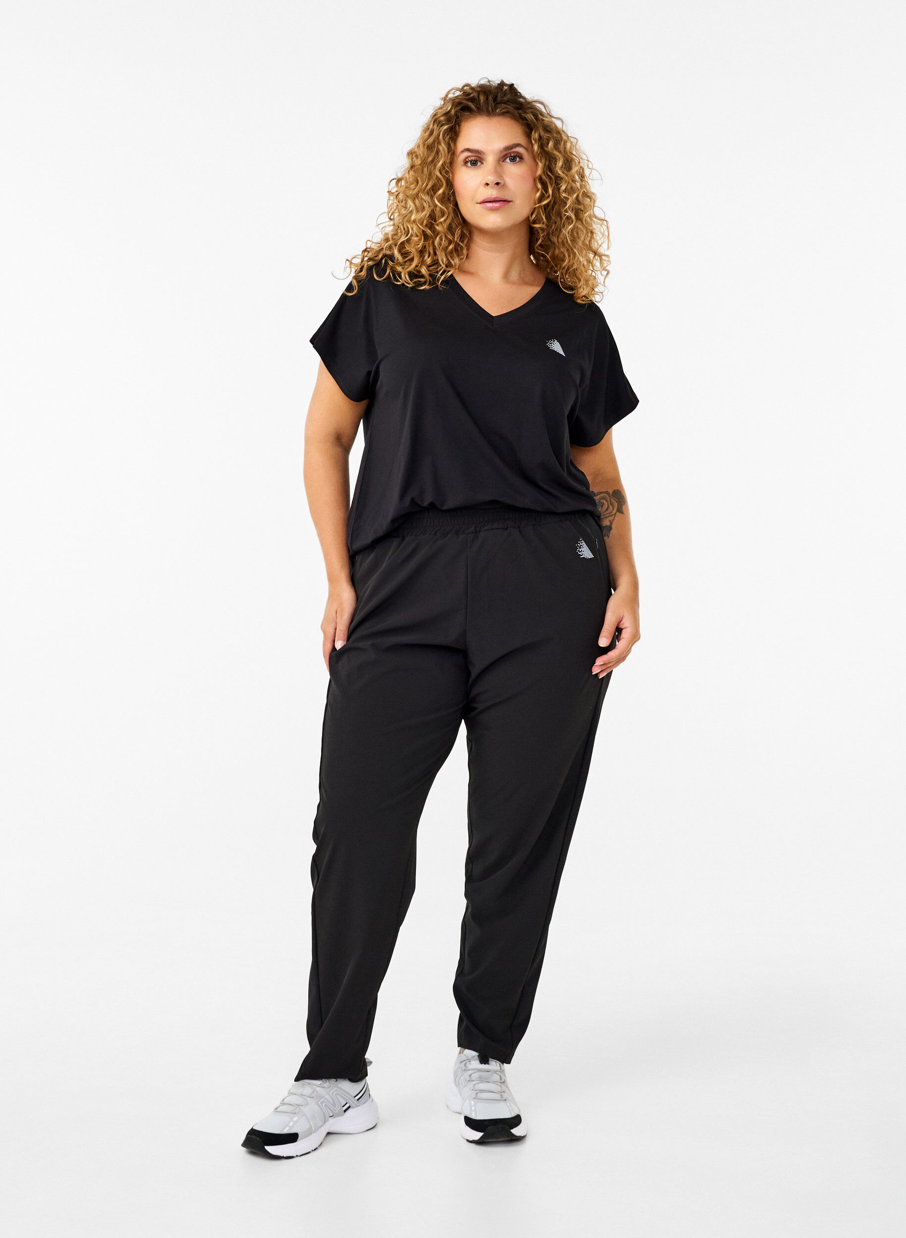 Zizzi T-shirt d&rsquo;entra&icirc;nement col en V, Black, Model image number 2