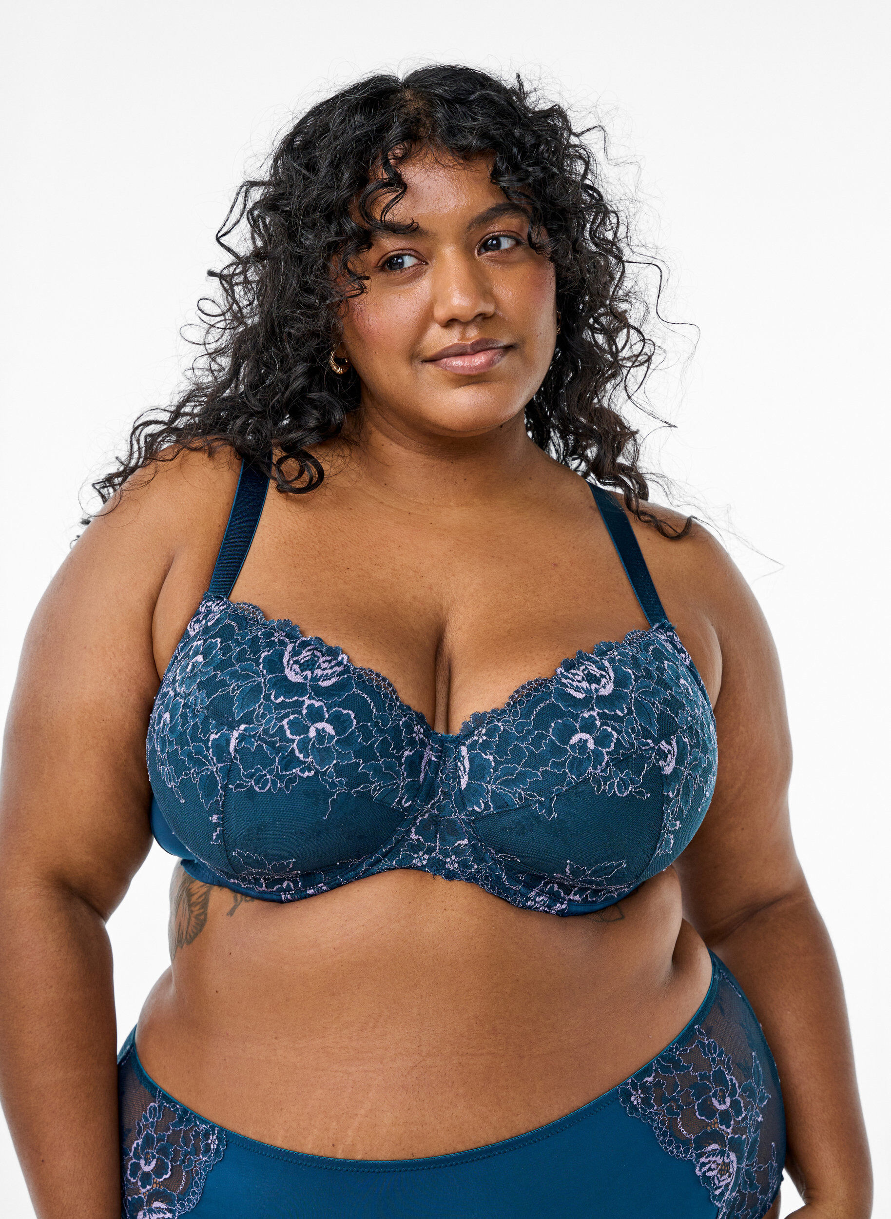 Soutien-gorge &agrave; armatures avec dentelle et bonnets rembourr&eacute;s, Bleu, Model