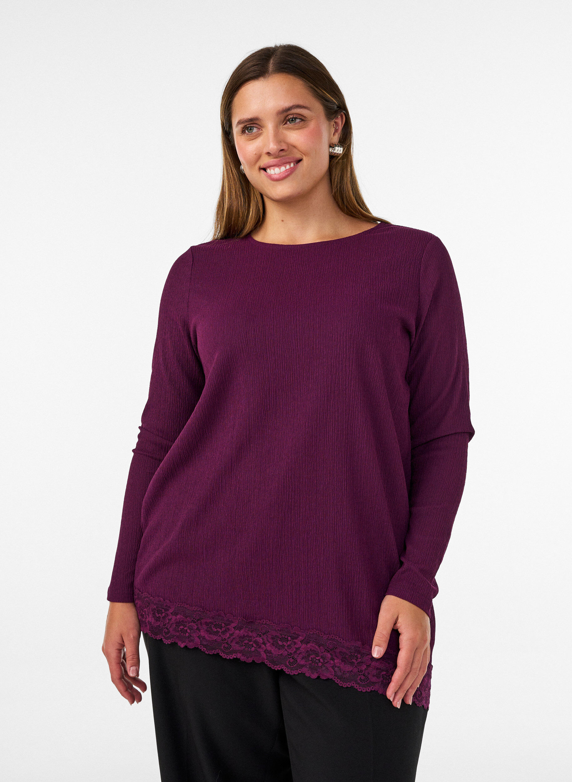 ZizziBlouse en jersey avec bordure en dentelle asym&eacute;trique, Violet, Model image number 0