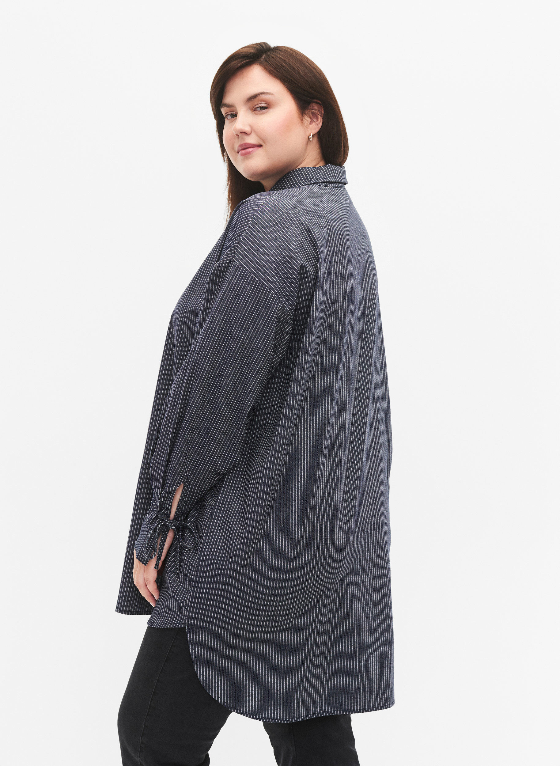 Zizzi Chemise avec d&eacute;tail nou&eacute; sur les manches, Navy Stripe, Model image number 1