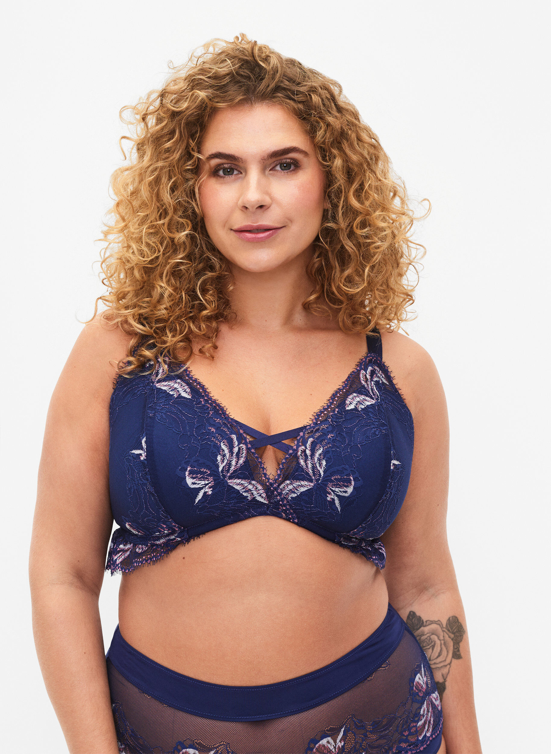 Zizzi Soutien-gorge en dentelle avec d&eacute;tail de cordon et rembourrage, Bleu, Model image number 0