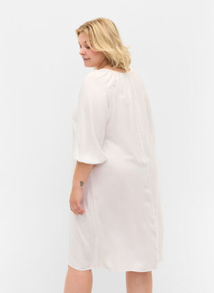 Robe en viscose avec encolure en V, Bright White, Model image number 1