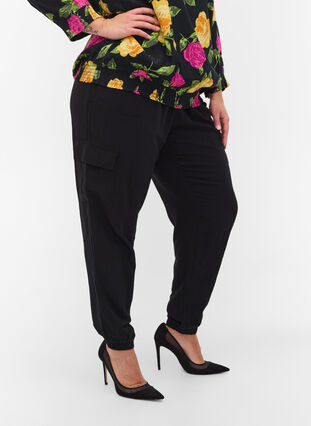Pantalon ample en viscose avec de grandes poches, Black, Model image number 2